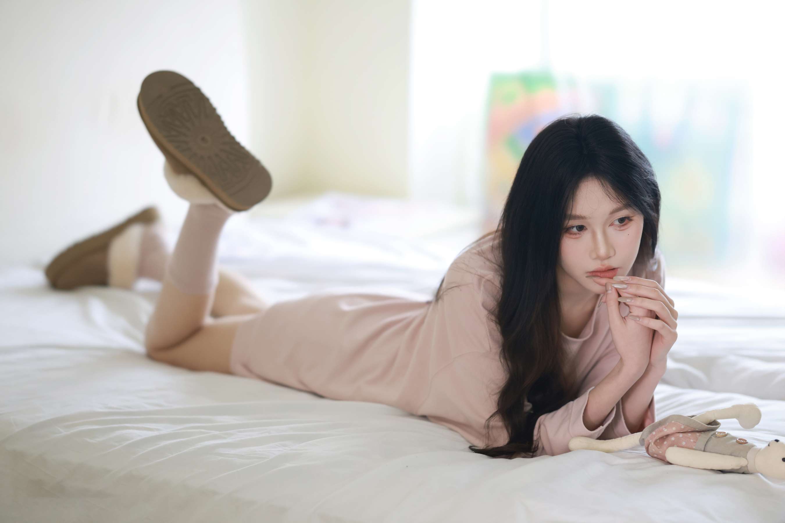 《妍妍 脱脏棉袜展嫩足》作品图