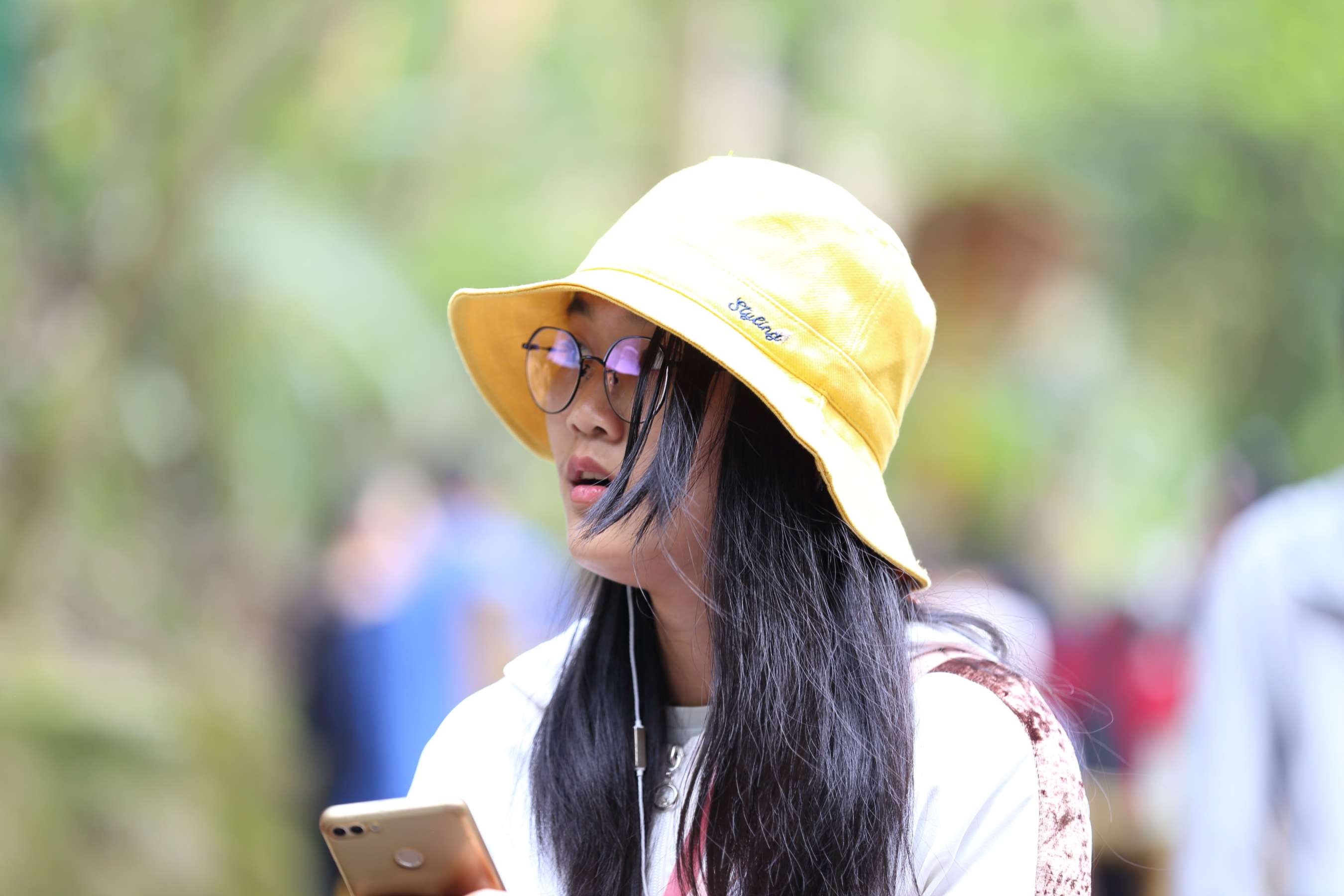 《清纯可爱的两位戴帽美女生 脱掉鞋袜露出脚》作品图