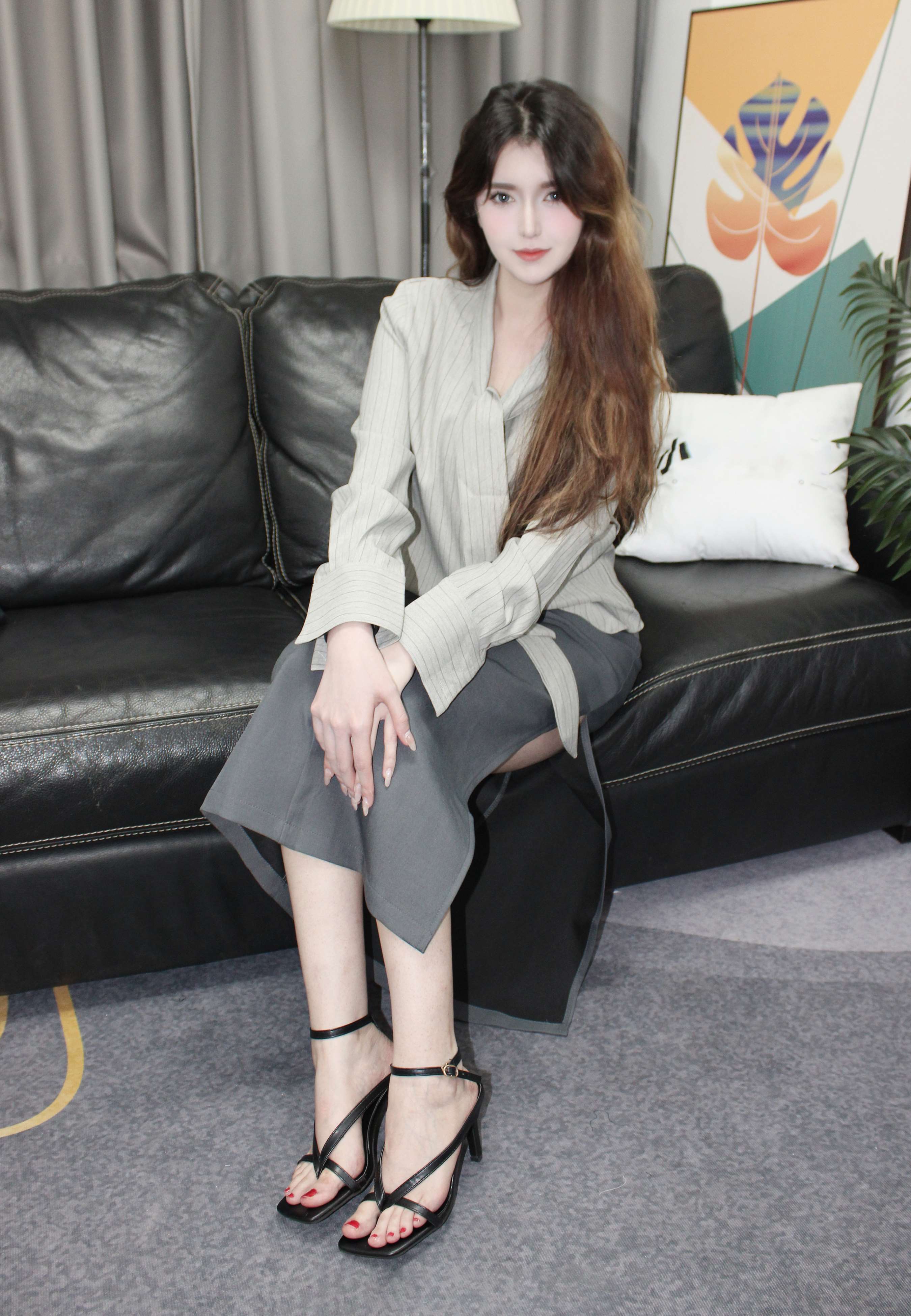 《米拉休闲职业装高跟の嫩足》作品图