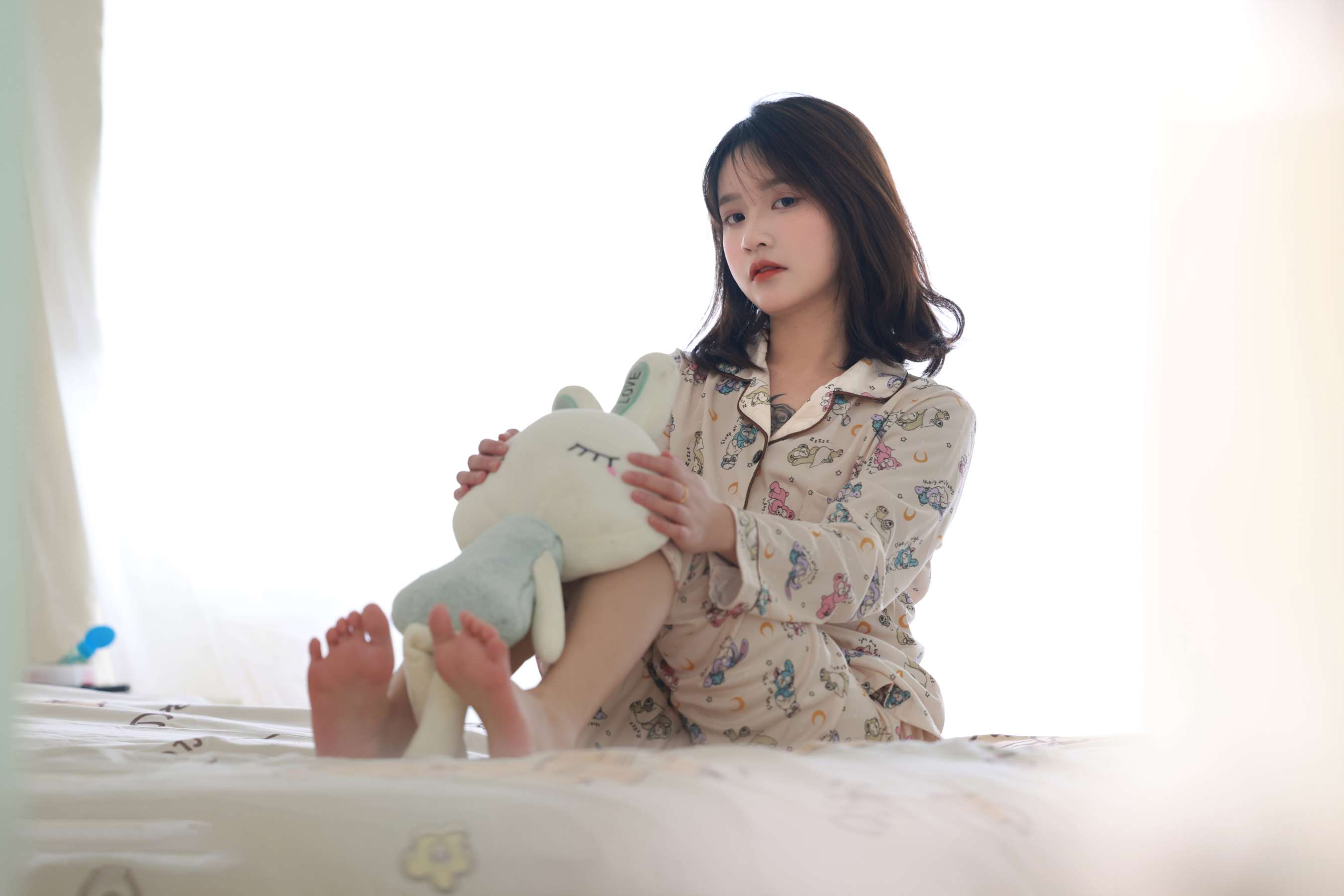 《小点心-睡衣人字拖の嫩足》作品图