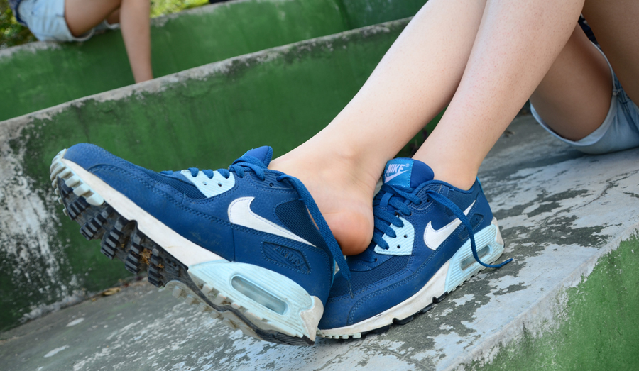 《穿鞋不穿袜的学妹》作品图