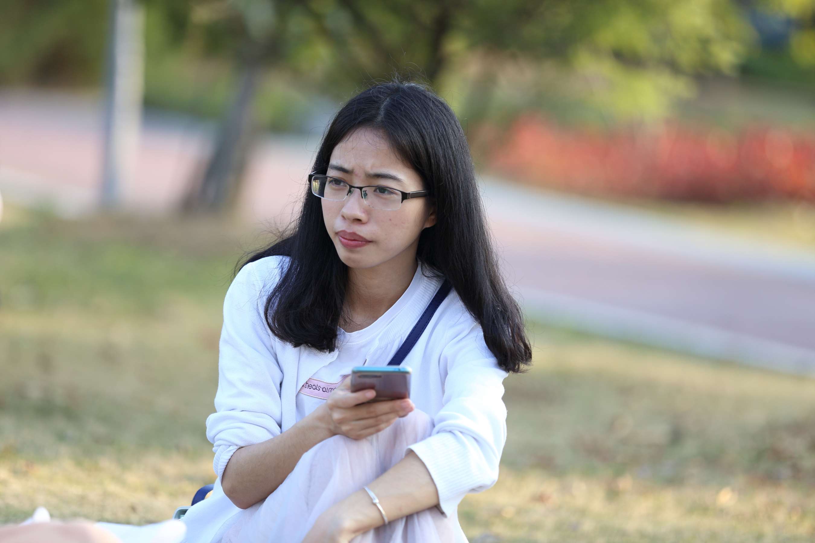 《清纯文弱的眼镜女生,脱掉鞋露出水润柔软的玉足》作品图