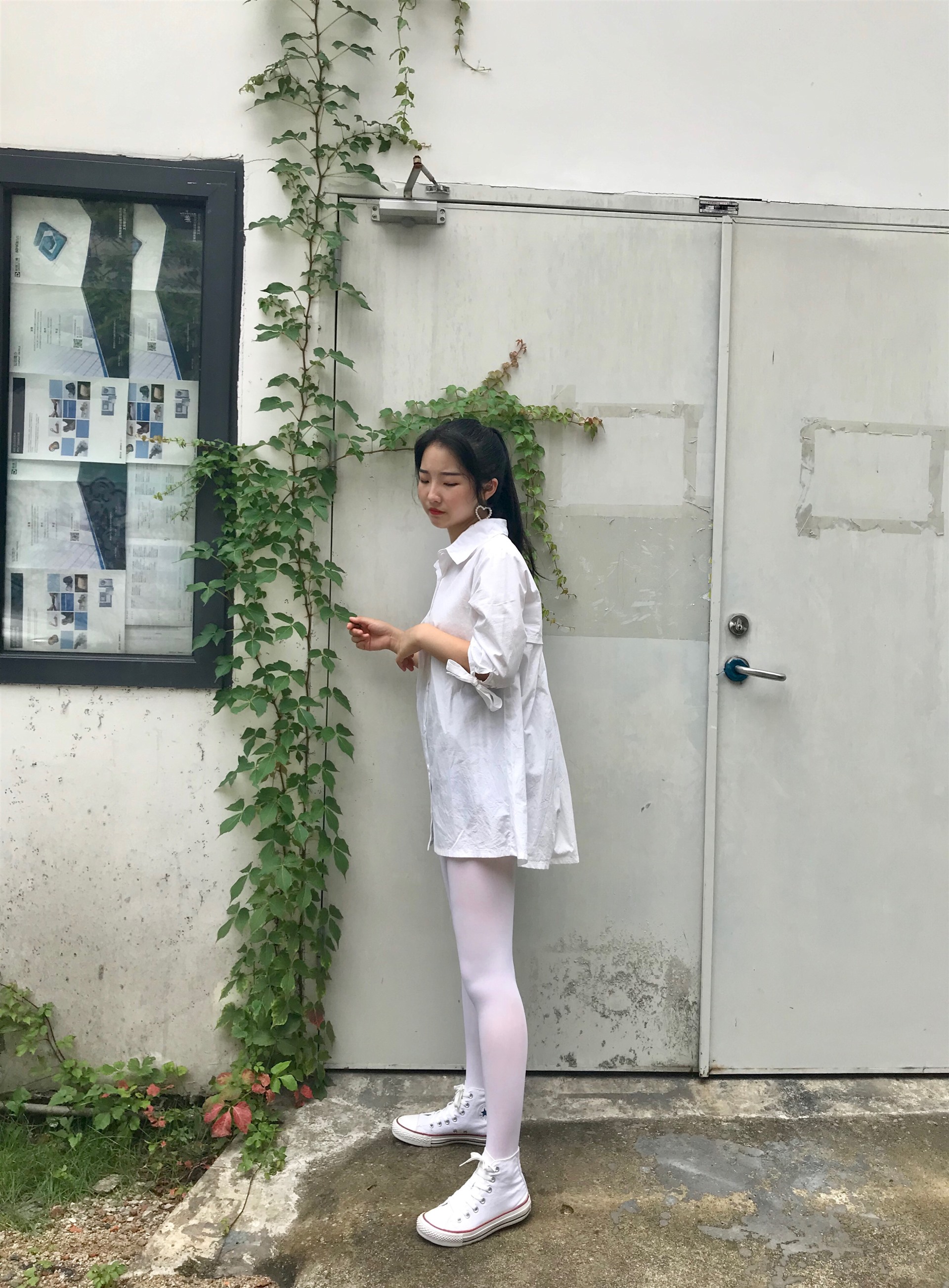 《小姐姐的帆布鞋の长白丝袜脚丫+视频1个》作品图