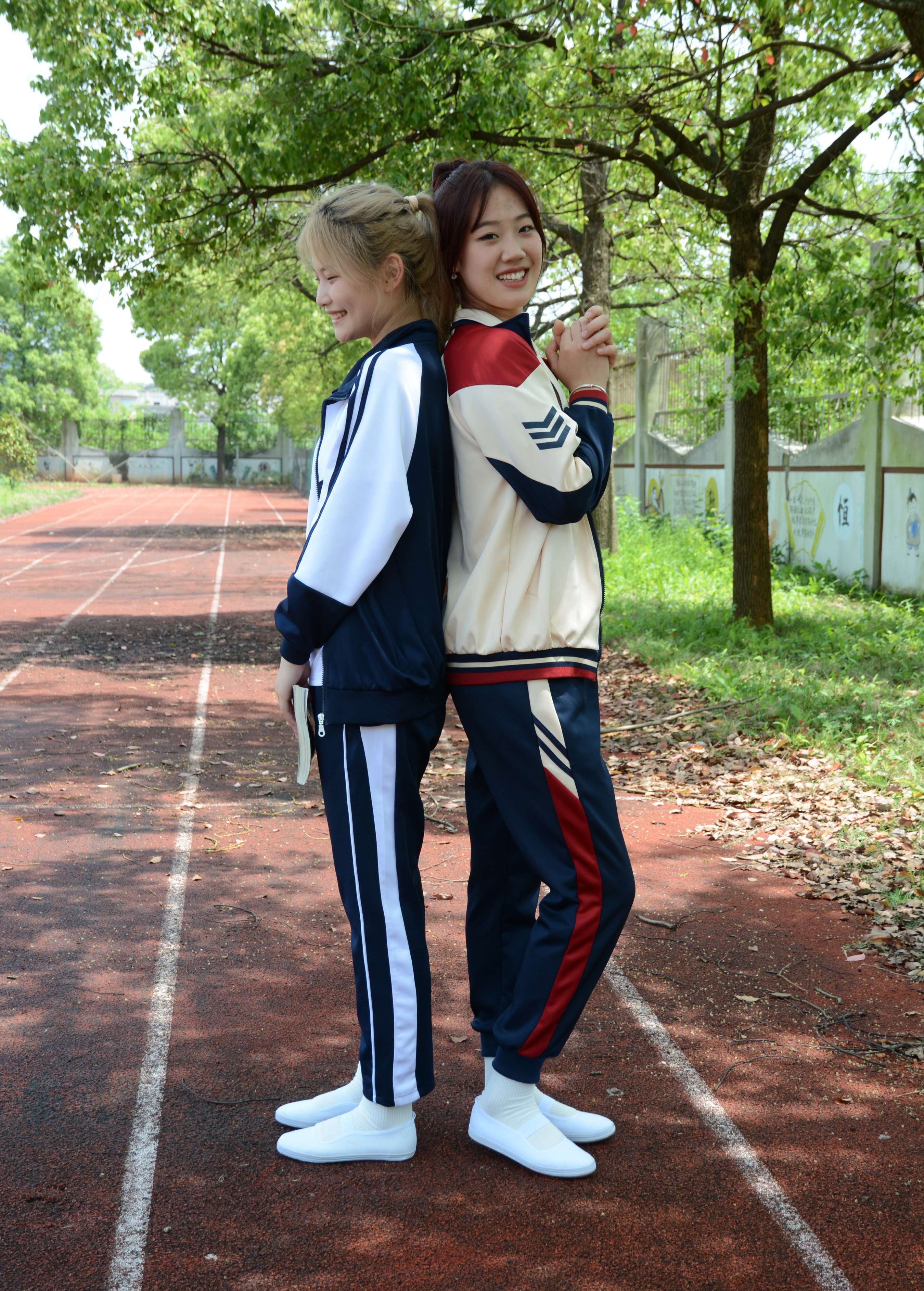 《幺幺、菲菲 再忆童年》作品图