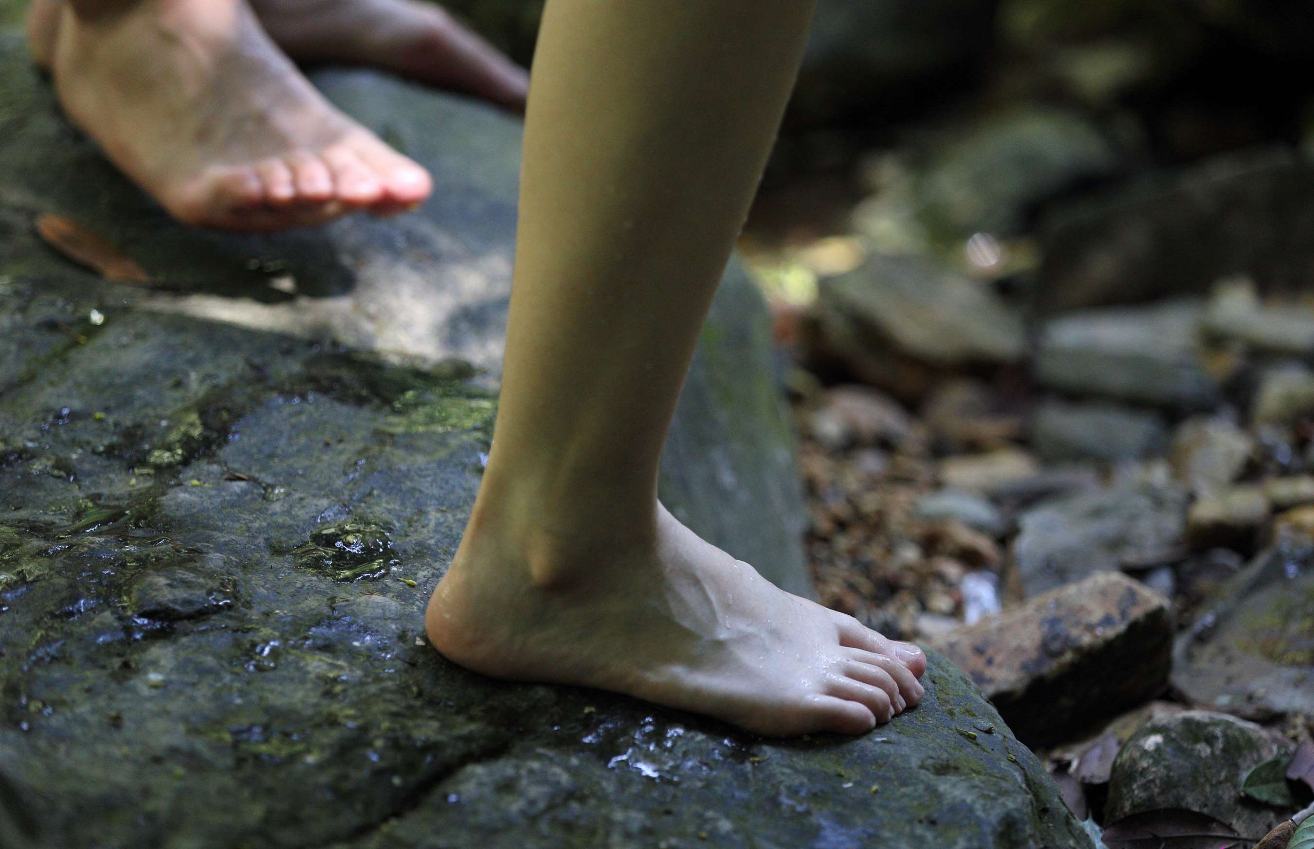 《大神全方位偷拍正在玩水的学生妹的极品美足，真是诱人！》作品图