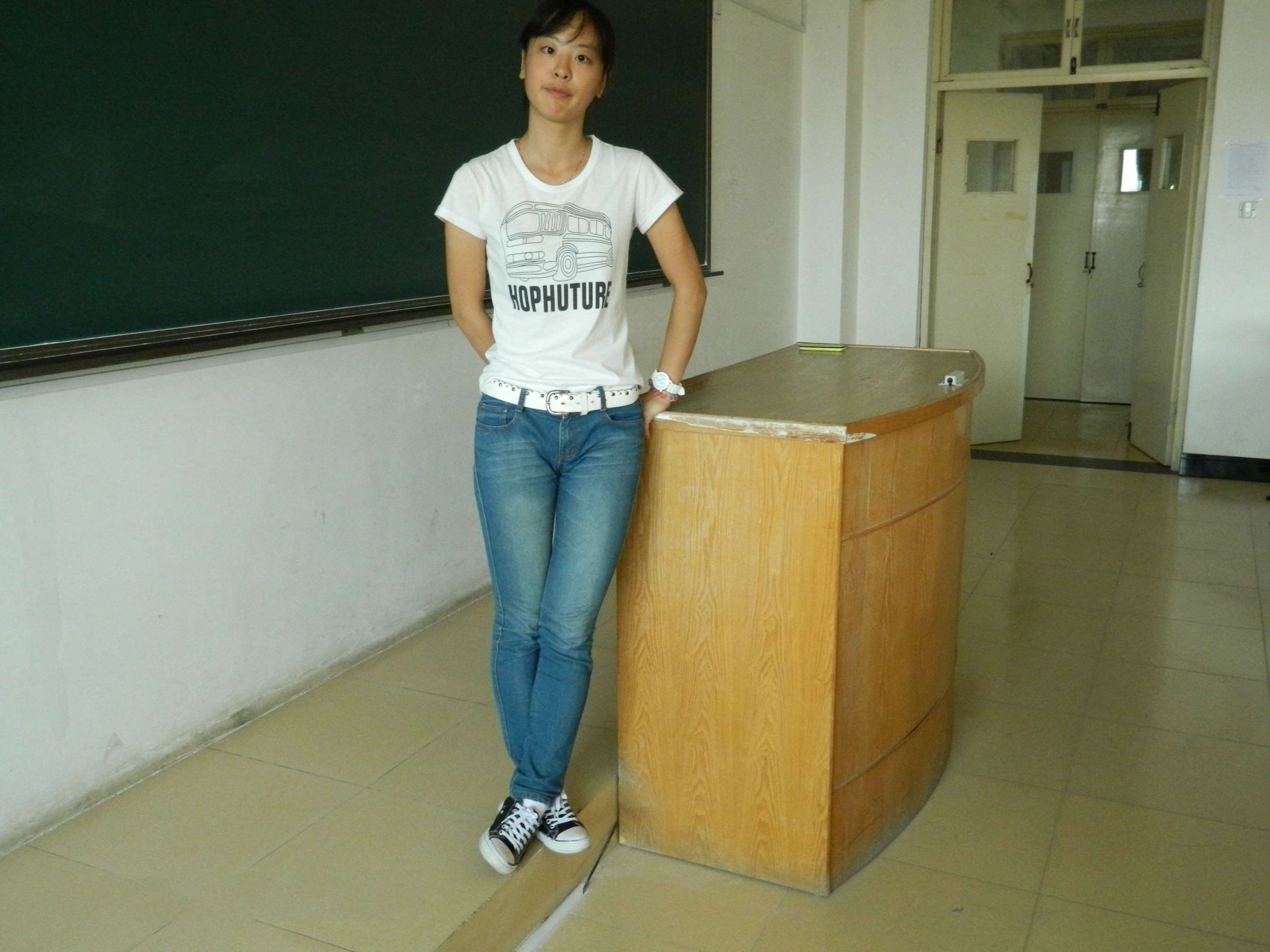 《倩倩师姐教室展示原味白袜脚》作品图