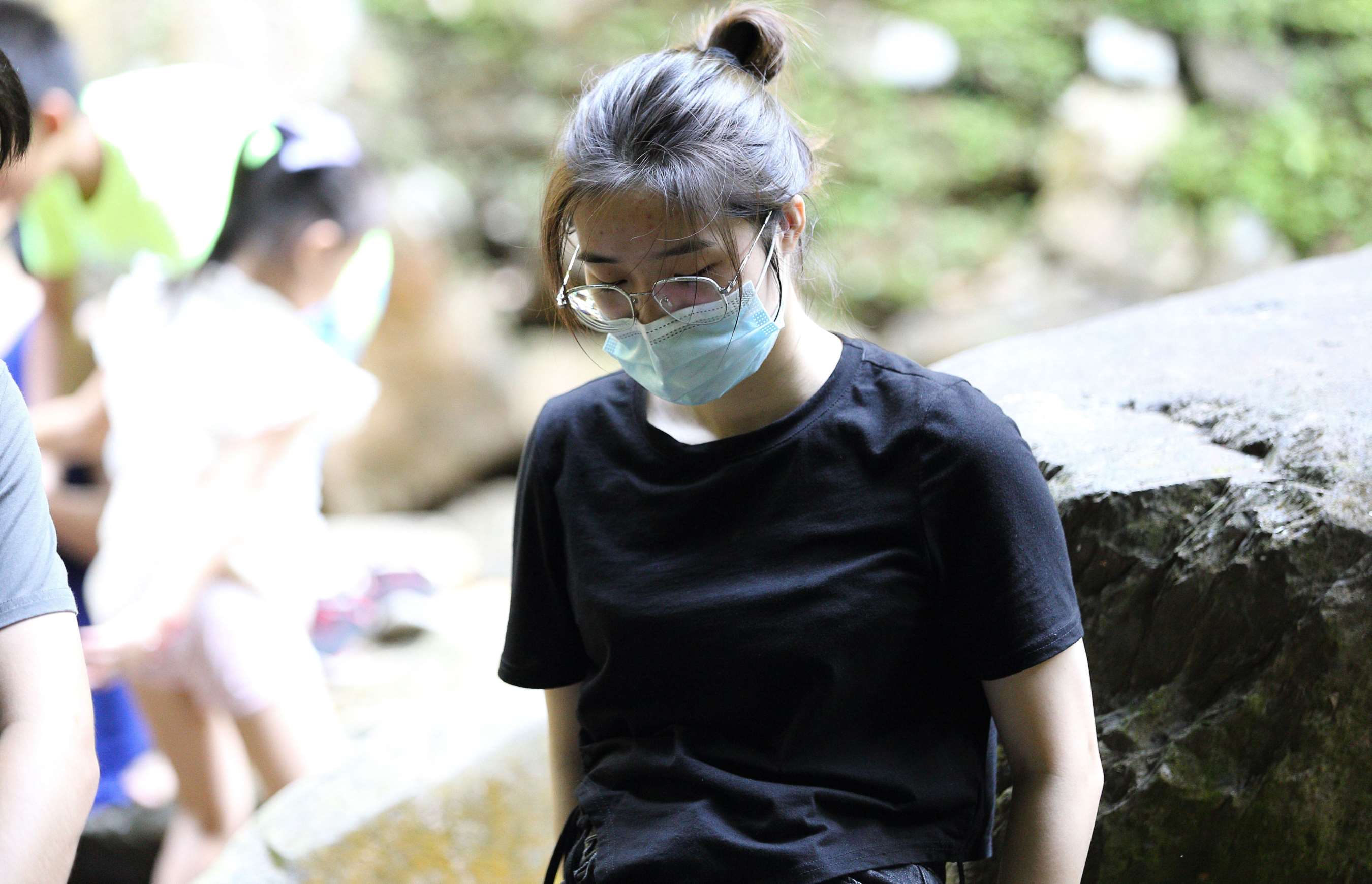 《大神全方位偷拍正在玩水的学生妹的极品美足，真是诱人！》作品图