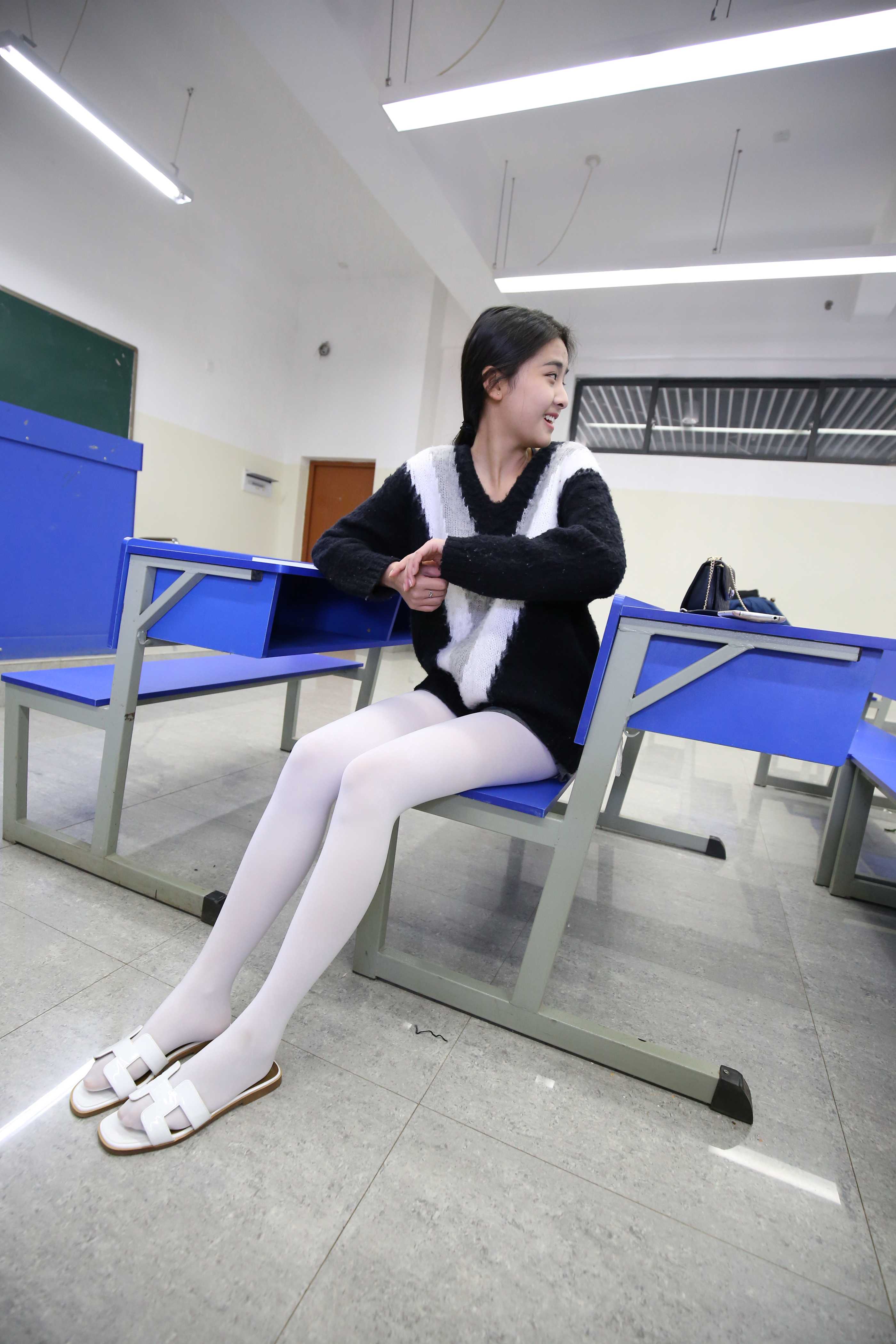 《清纯学妹凉拖白丝袜脚》作品图