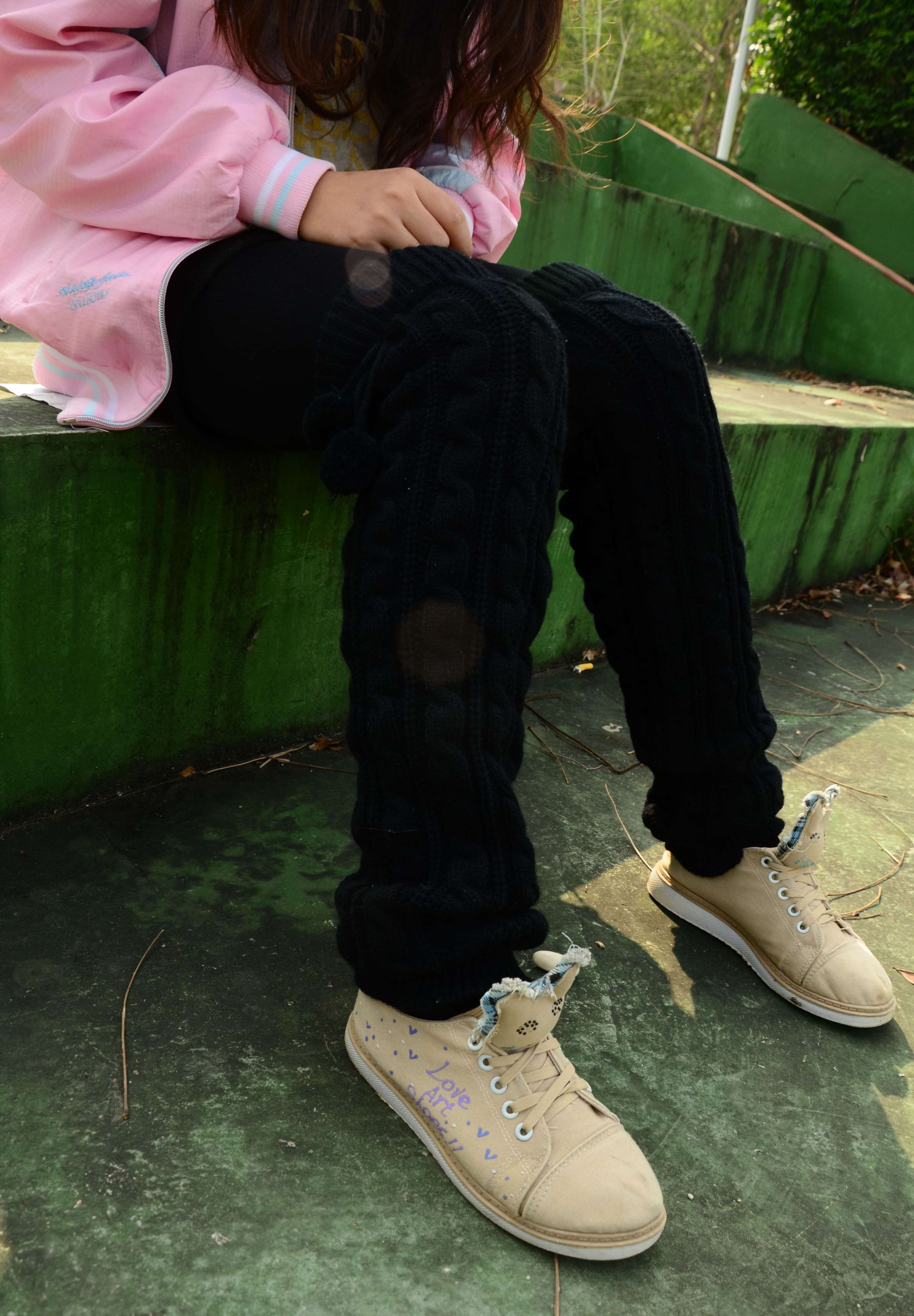 《布鞋の黑丝脚》作品图