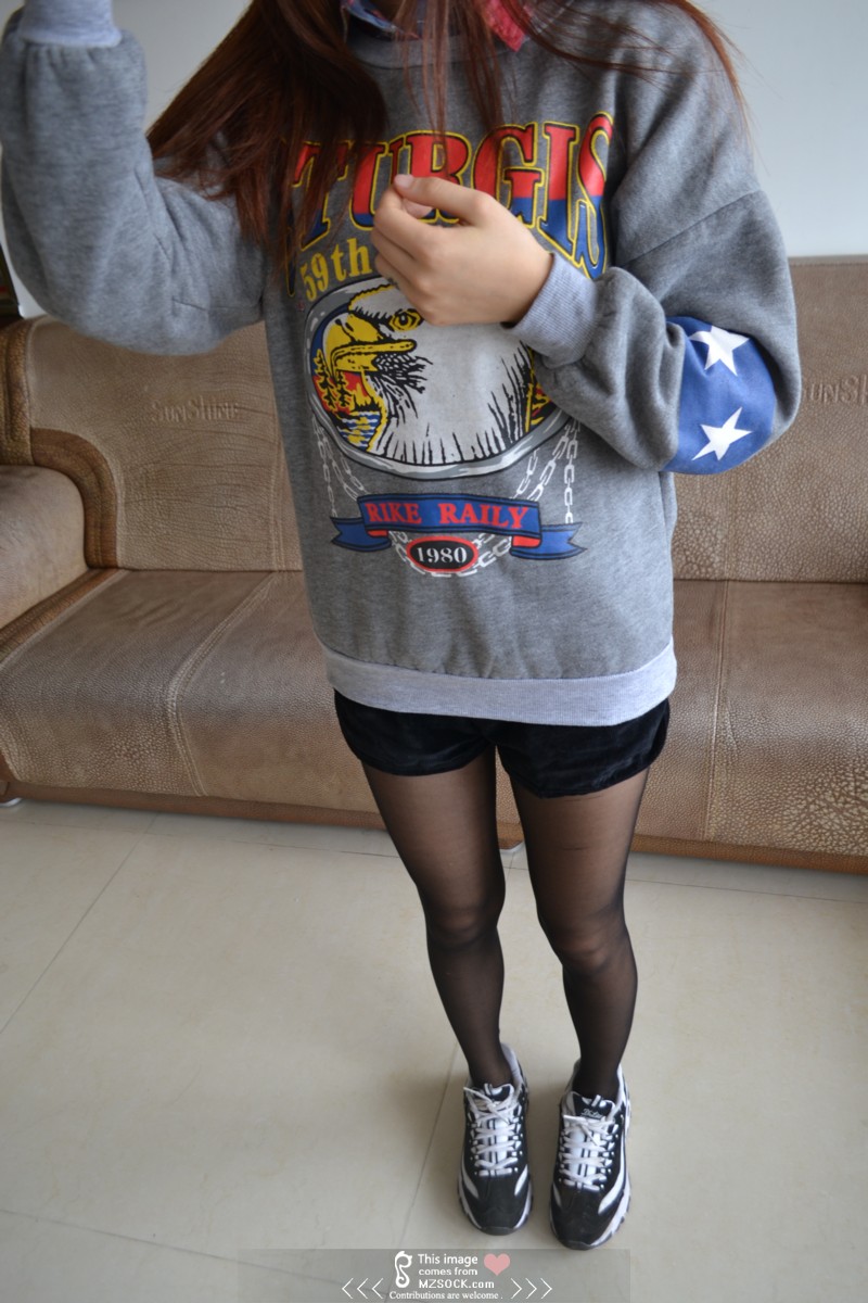 《学妹的黑丝脚配运动鞋》作品图