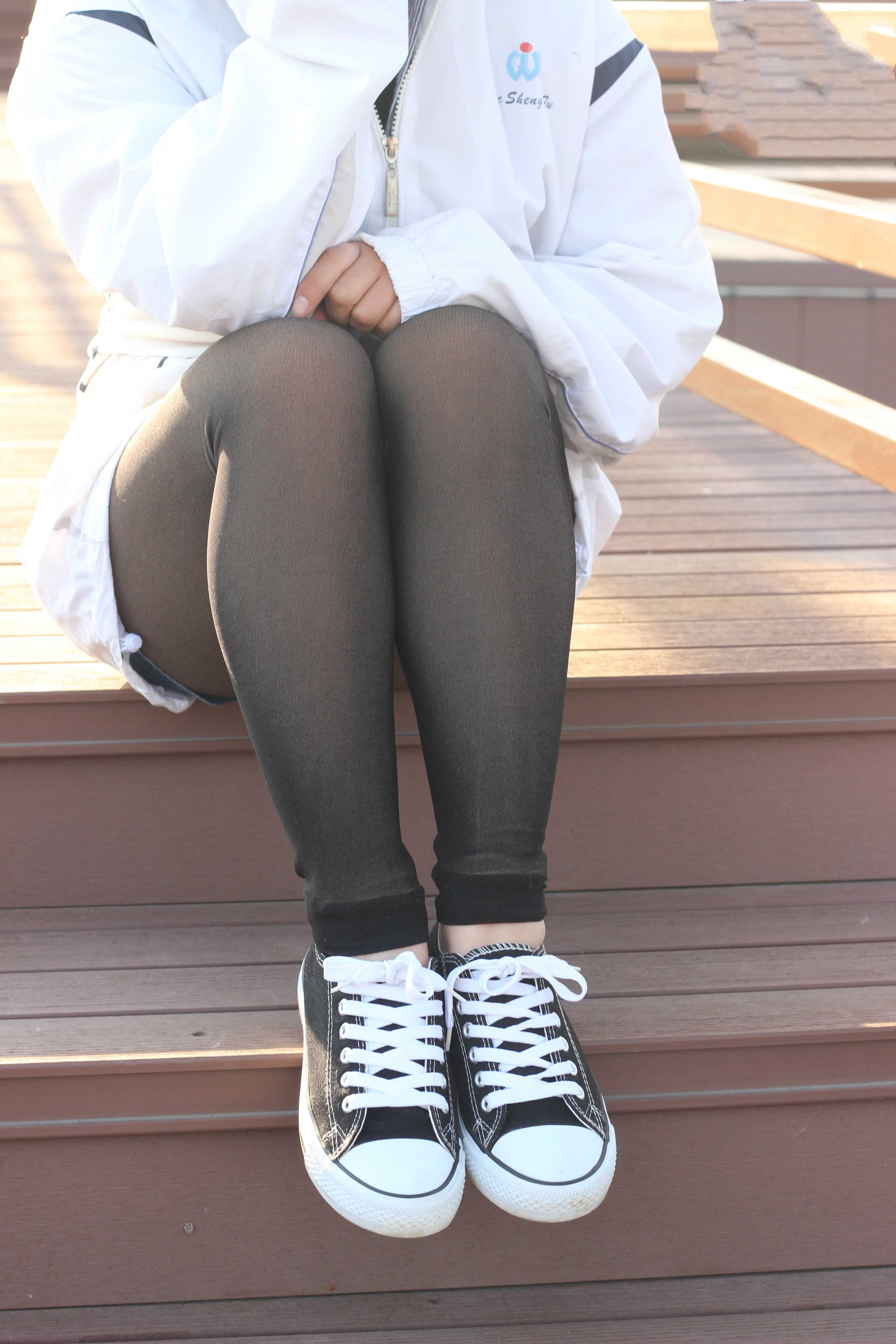 《邻班少女棉袜の裸足脚丫》作品图