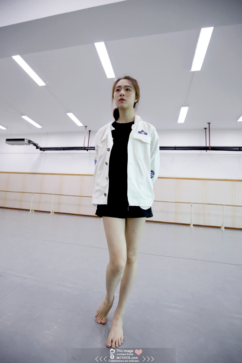 《舞蹈房里的长腿裸足诱惑》作品图