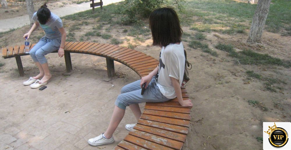 《户外的歇息》作品图