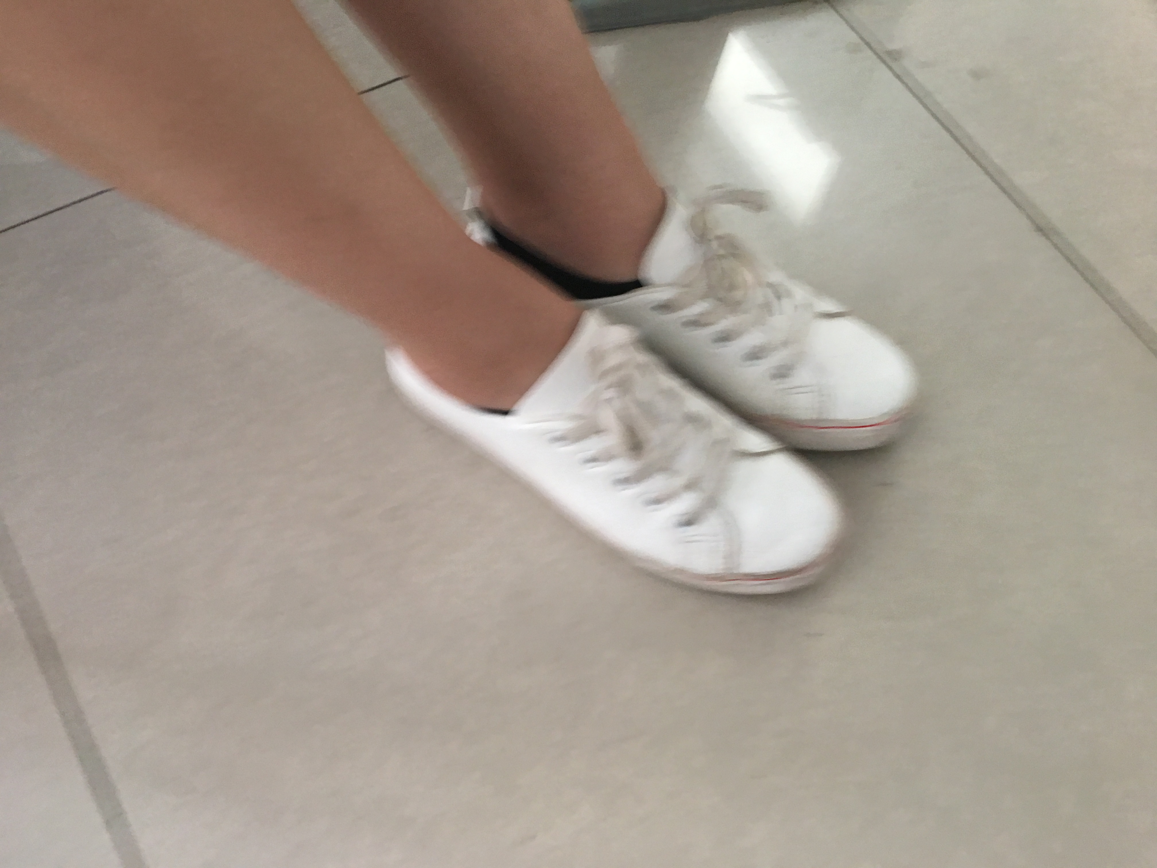 《波浪长发学妹的棉袜小脚》作品图