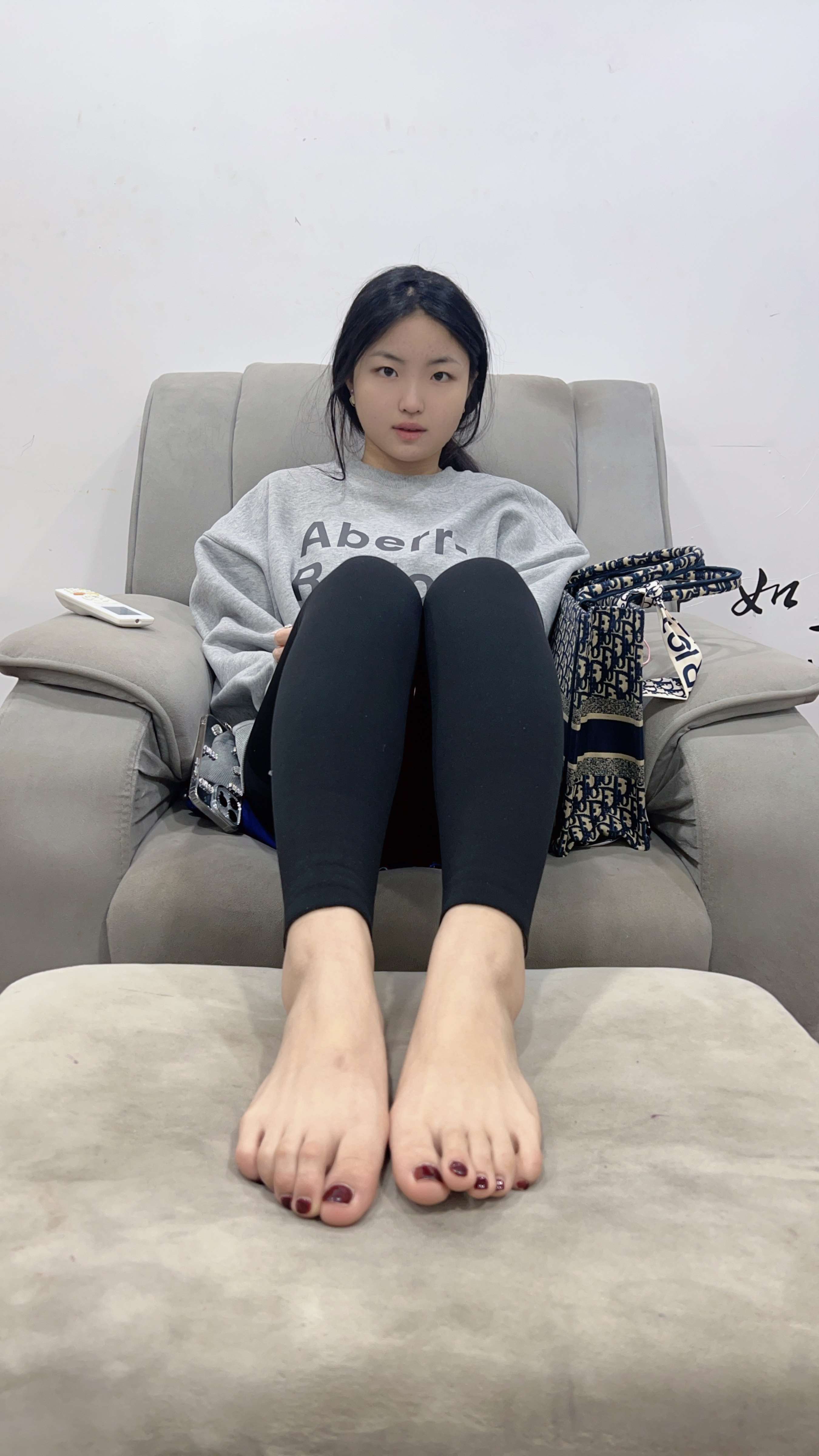 《少女秀嫩足》作品图