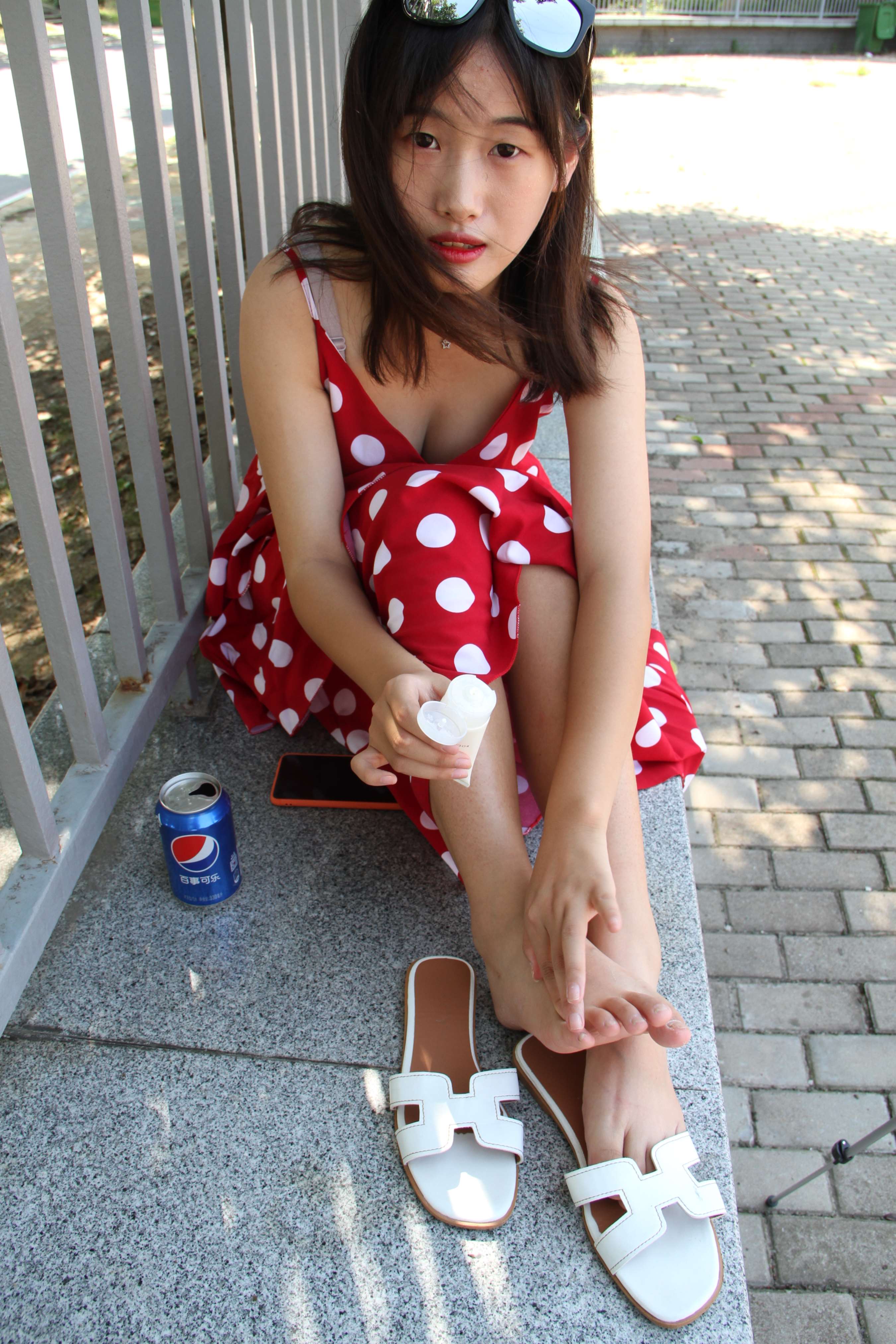 《校园走了一圈结果脚丫出汗了》作品图