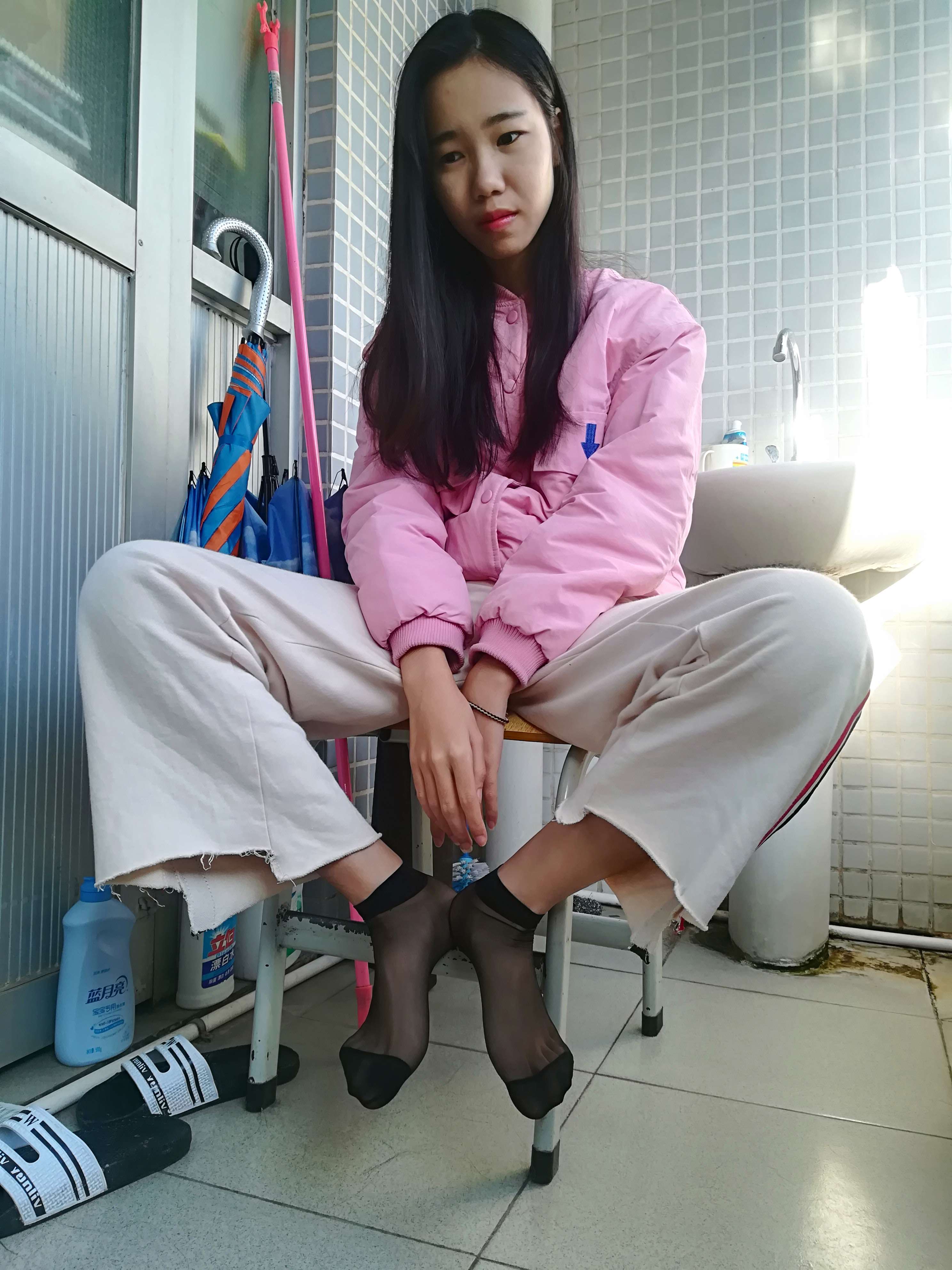 《学妹寝室里的短丝》作品图