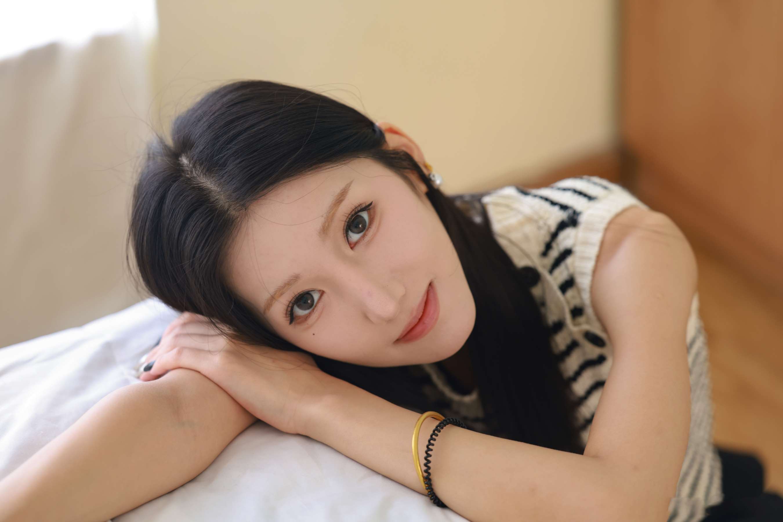 《薇薇 脱脏棉袜展嫩足》作品图