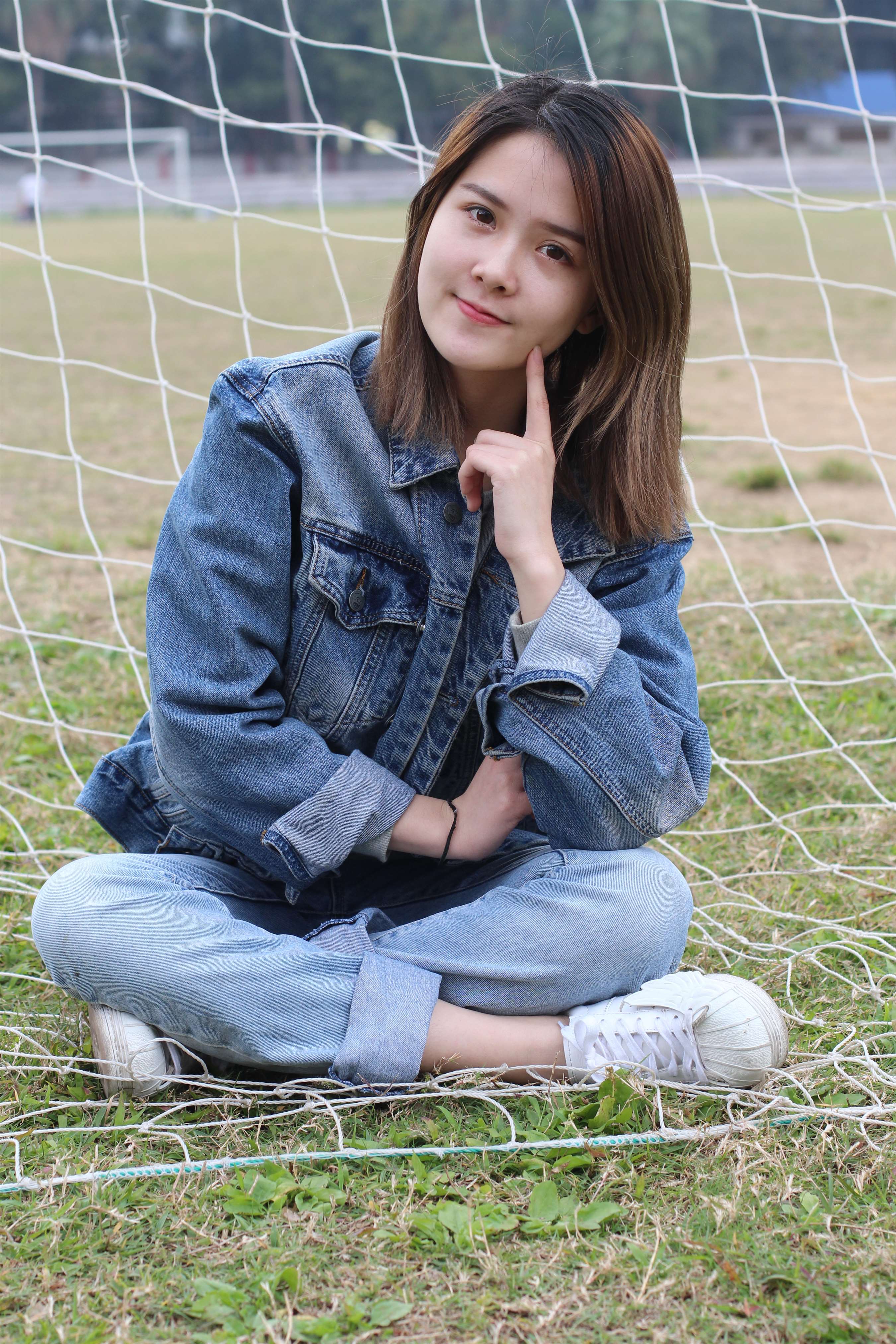 《操场上的牛仔装脚丫》作品图