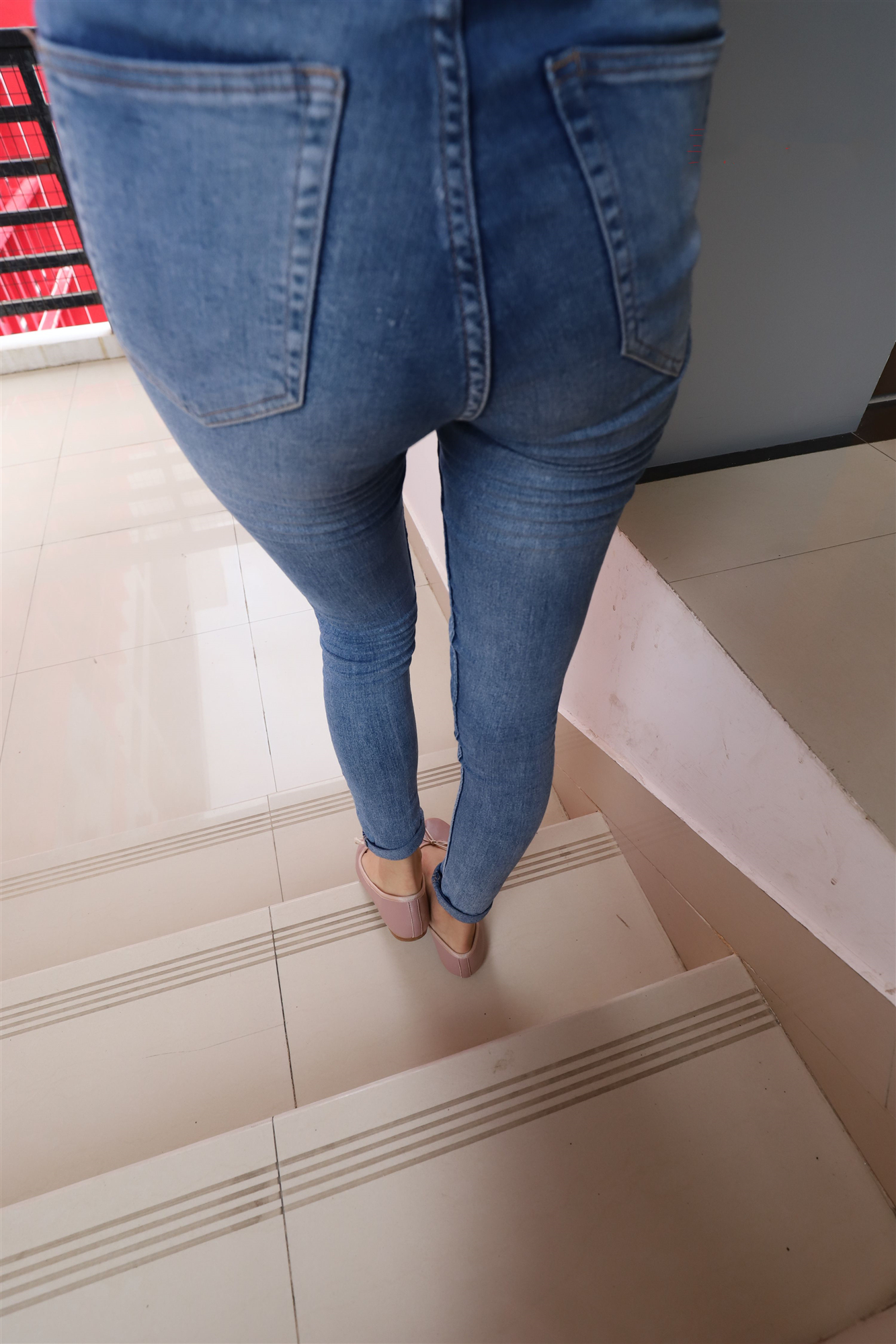 《紧身牛仔の裸足女生》作品图