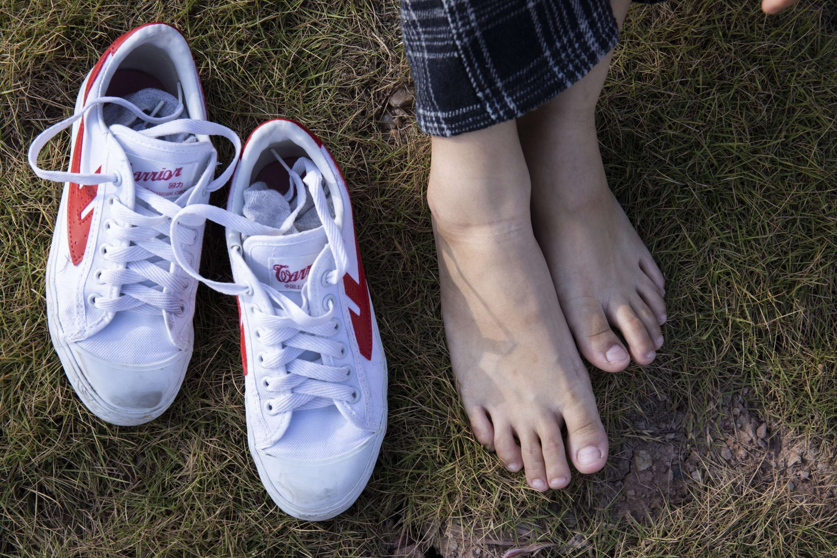 《晓晓师妹草地脚丫》作品图