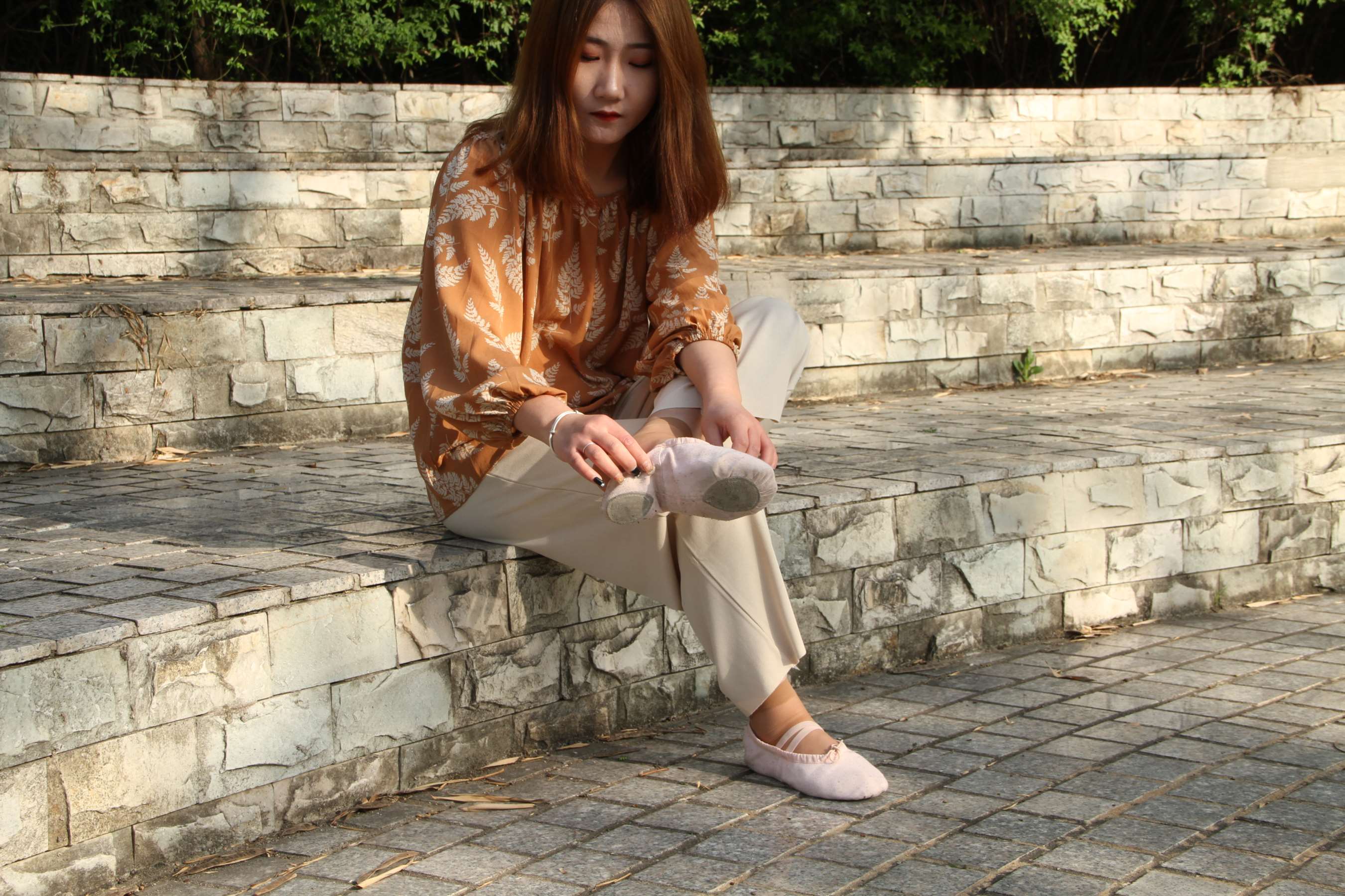 《师妹阳光下的舞鞋の短丝脚》作品图