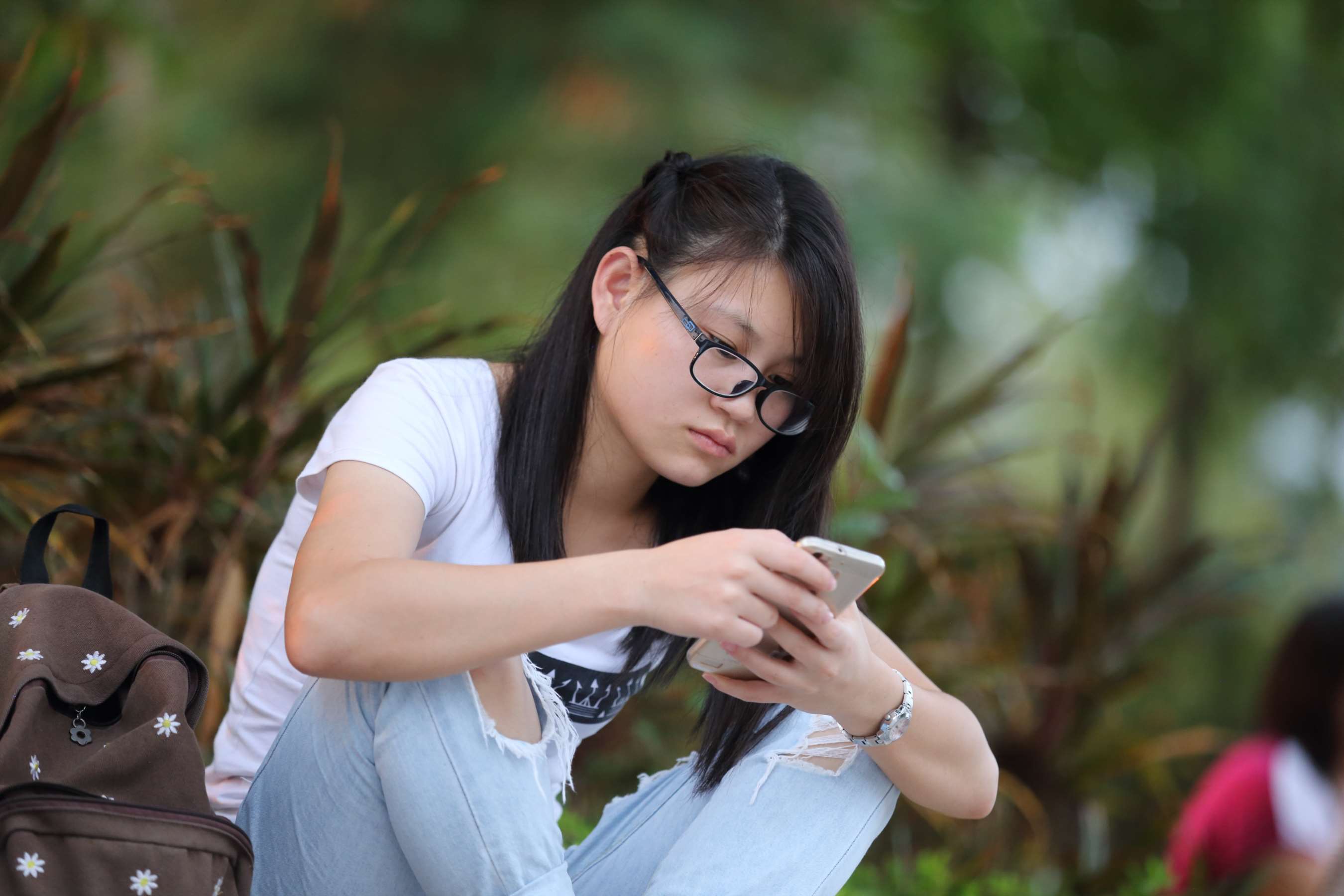 《可爱的眼镜妹-赤脚盘坐大显水润玉足》作品图