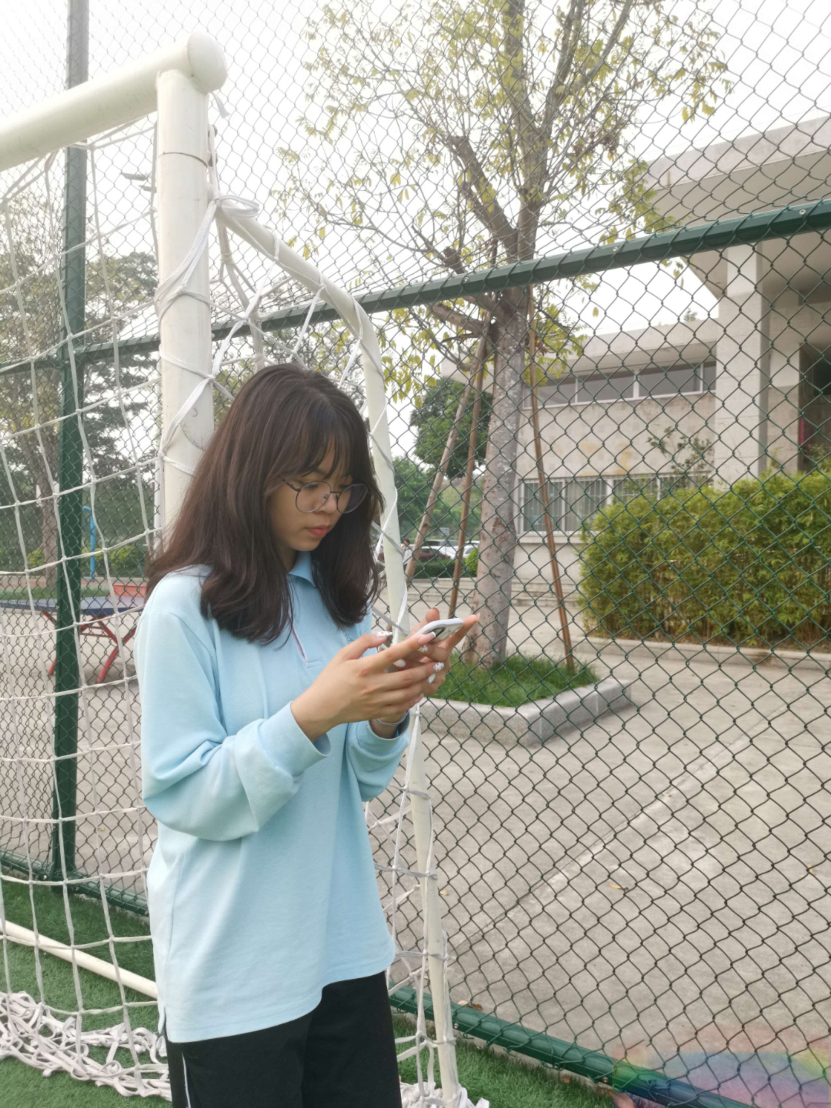 《学妹楠楠足球场上展嫩脚》作品图