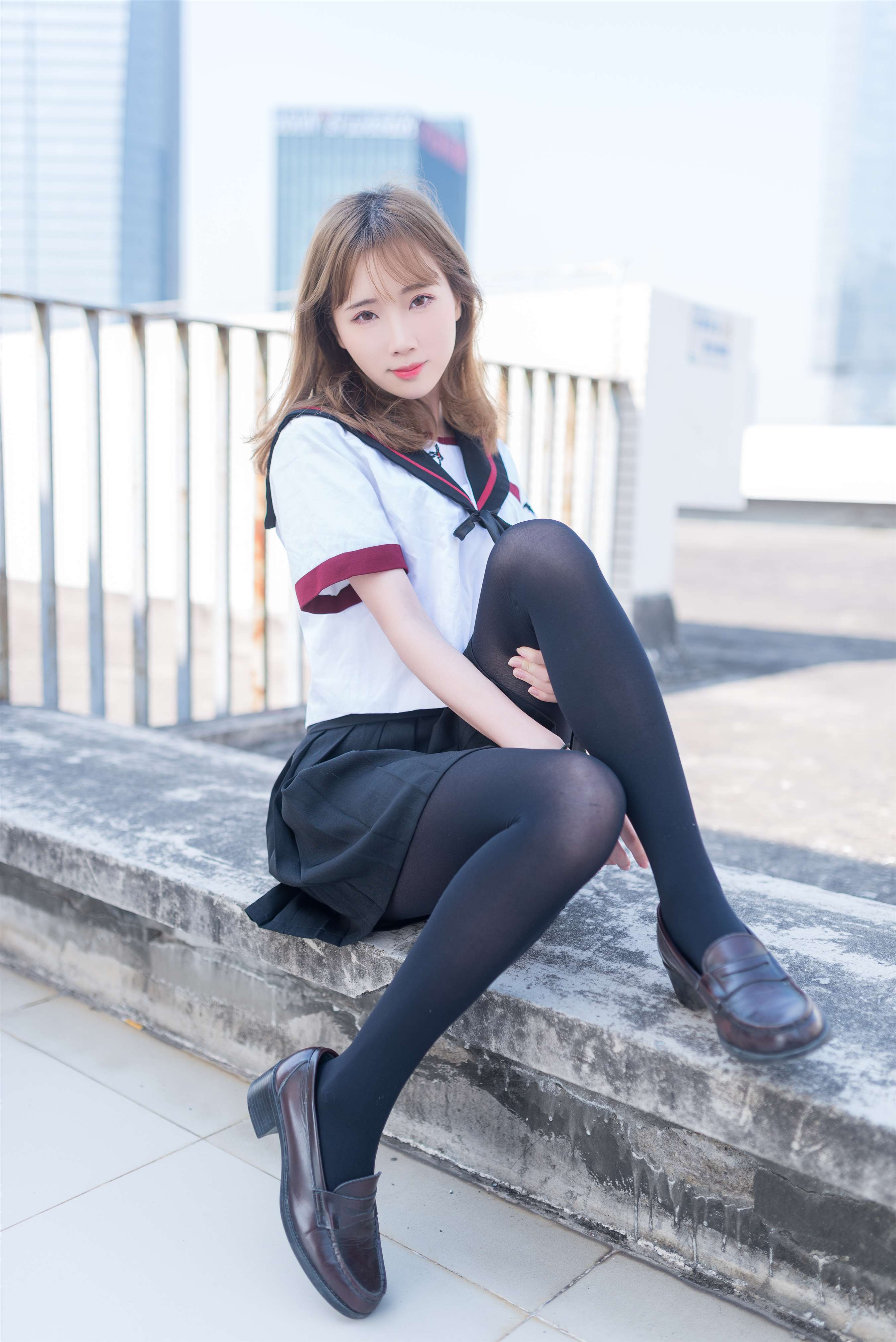 《天台制服の黑丝脚丫》作品图