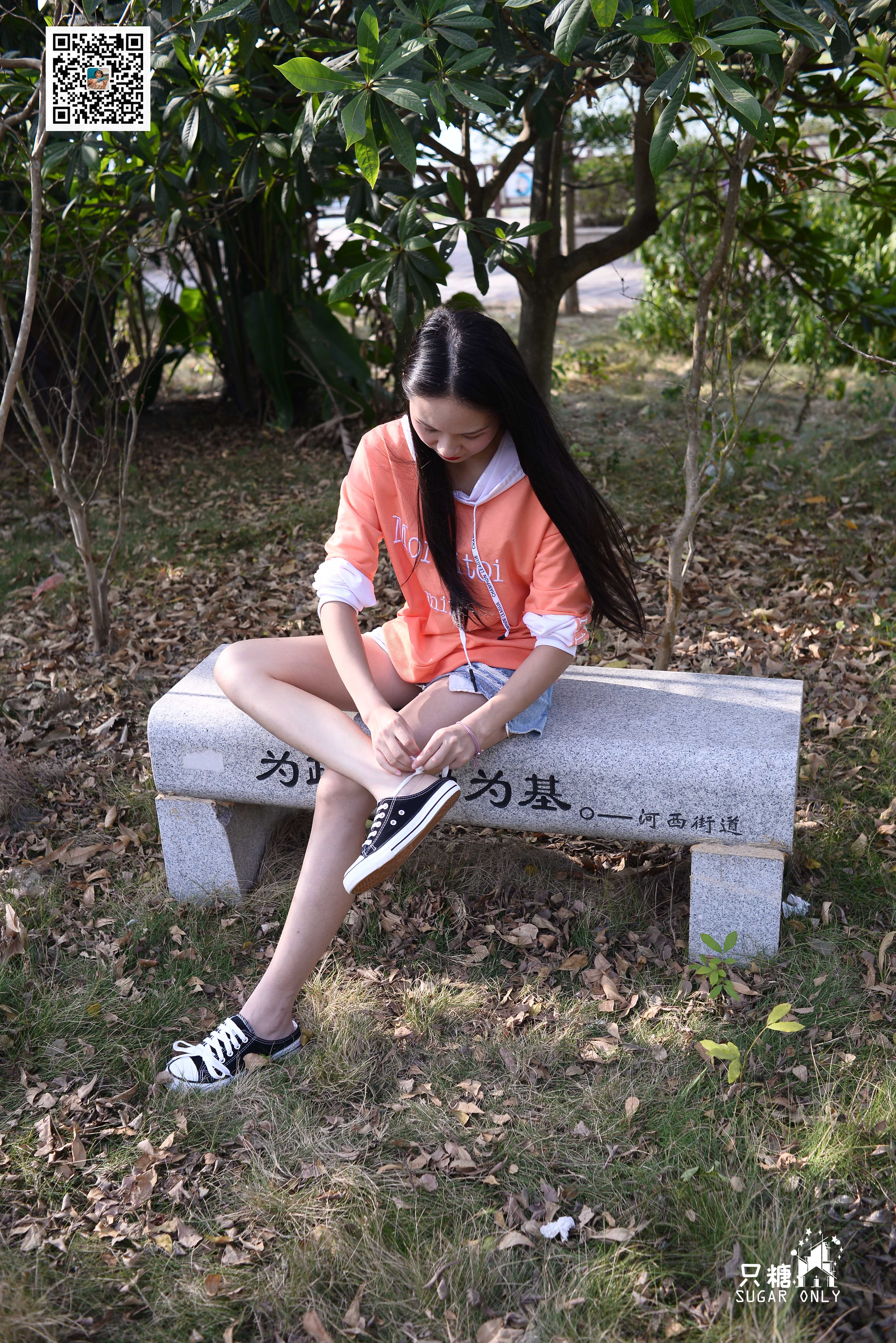 《学妹船袜帆布鞋脱穿鞋过程》作品图