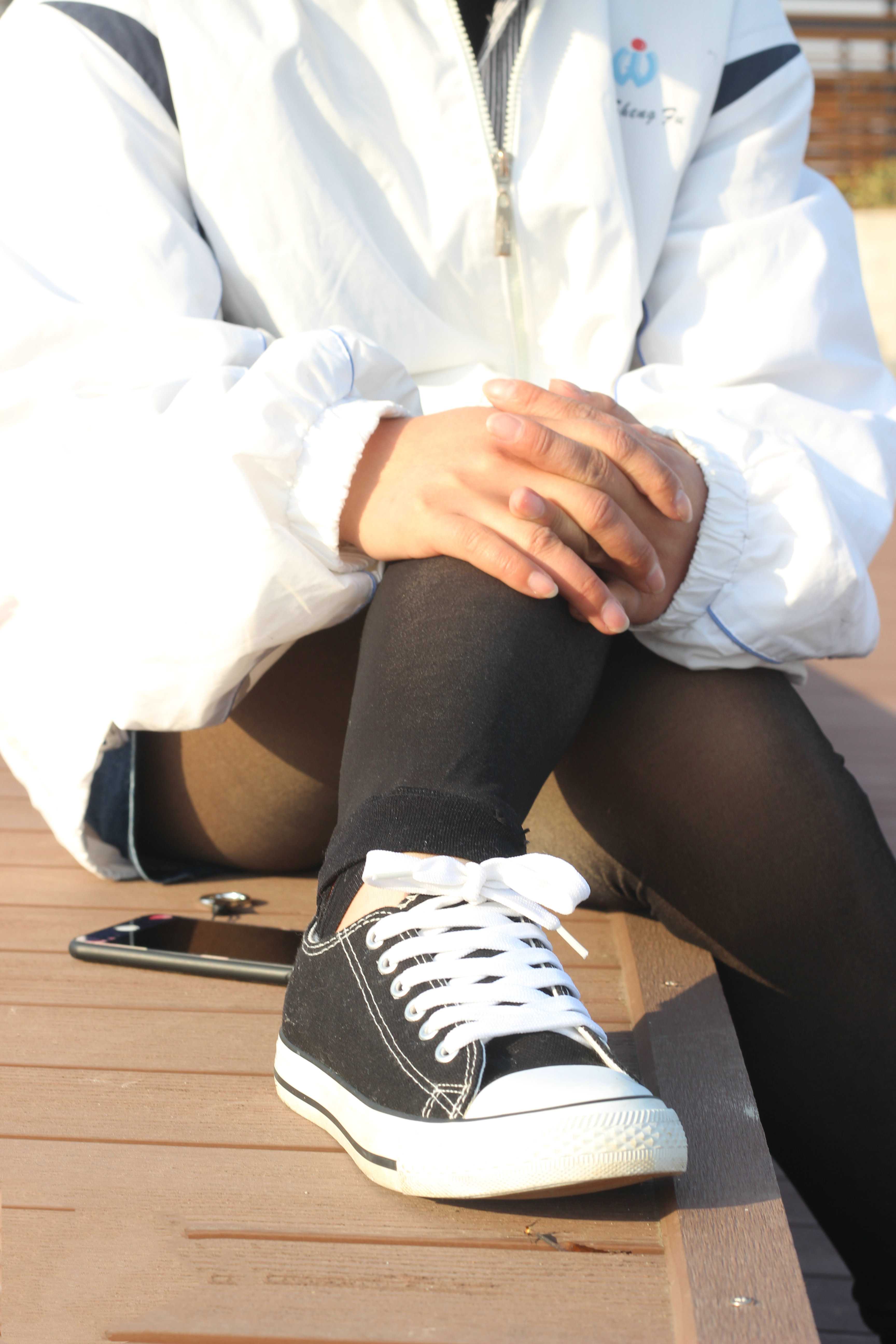 《邻班少女棉袜の裸足脚丫》作品图