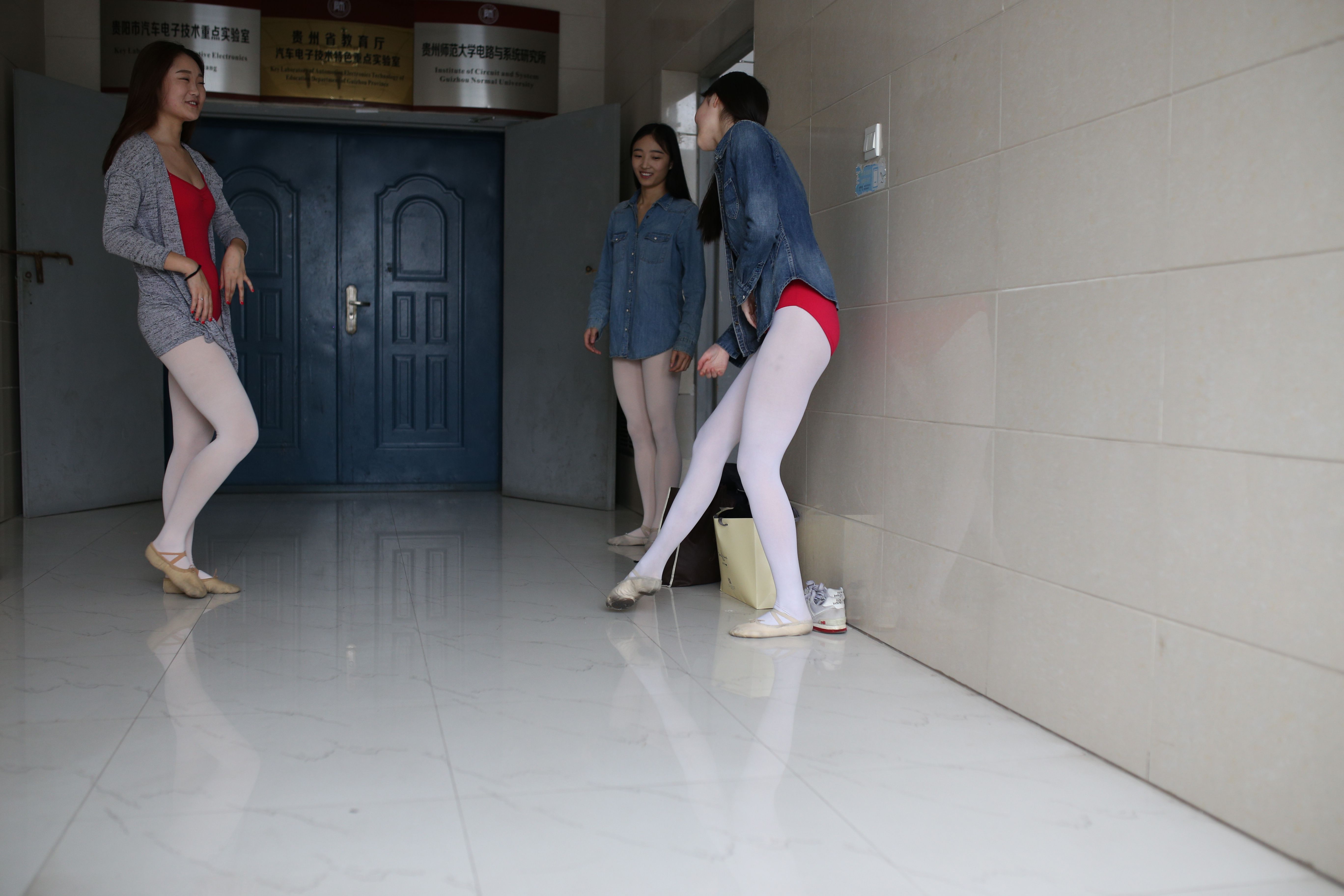 《红衣舞蹈三姐妹》作品图