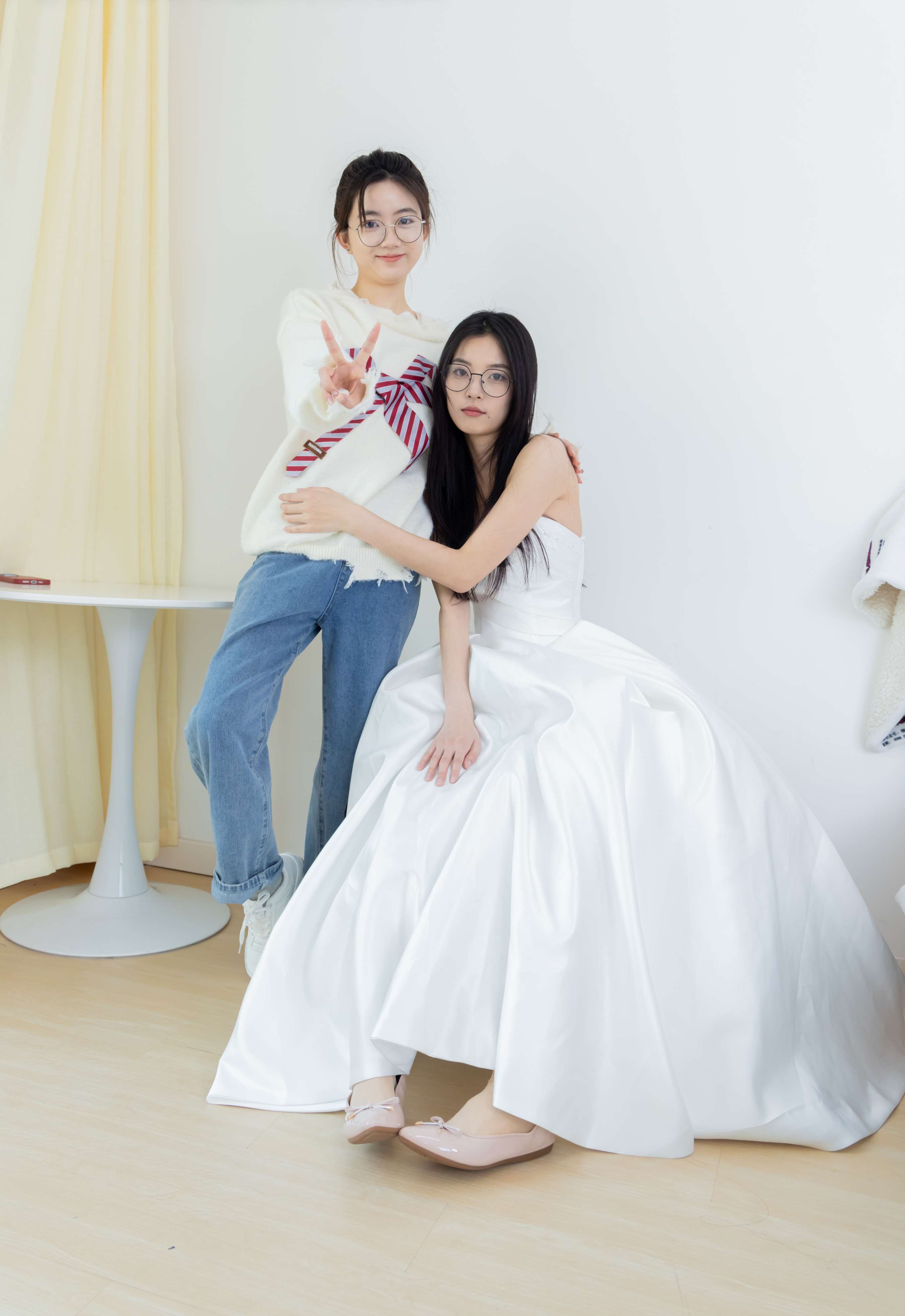 《茯苓&欢欢-平底鞋、板鞋、厚肉丝、灰色棉袜、薄肉丝》作品图