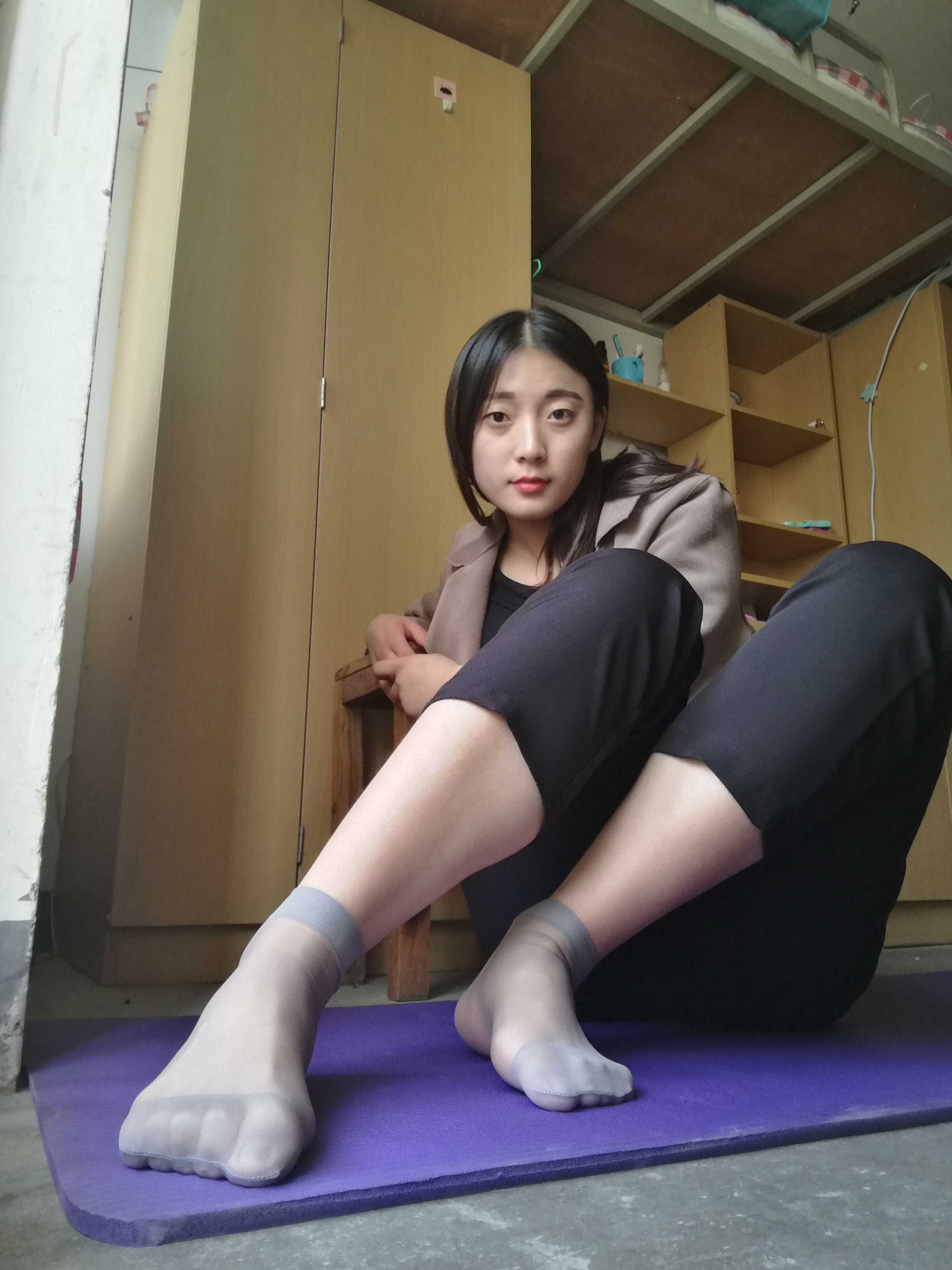 《大学宿舍越拍丝袜脚》作品图