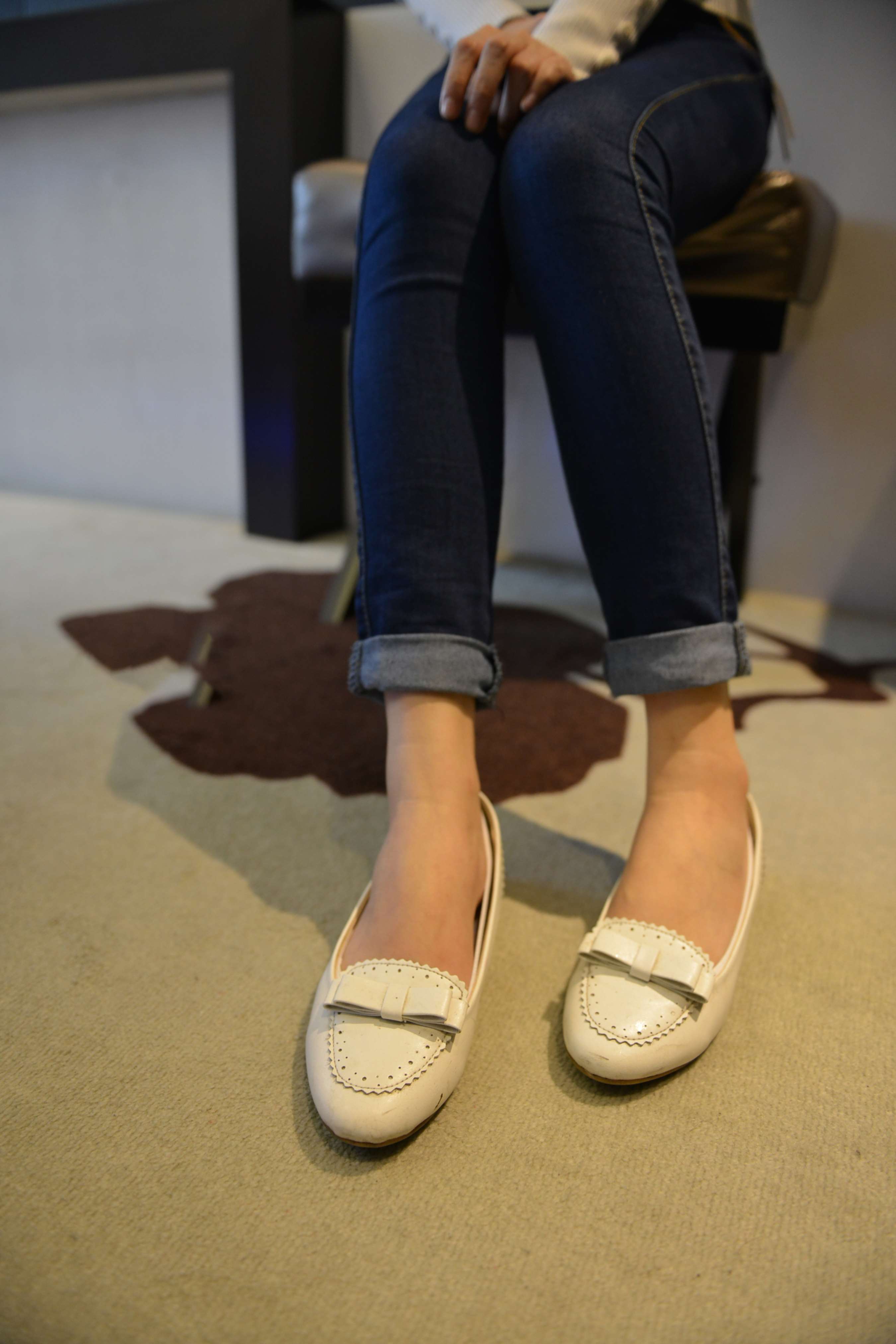 《大学教室小姐姐展船袜脚》作品图