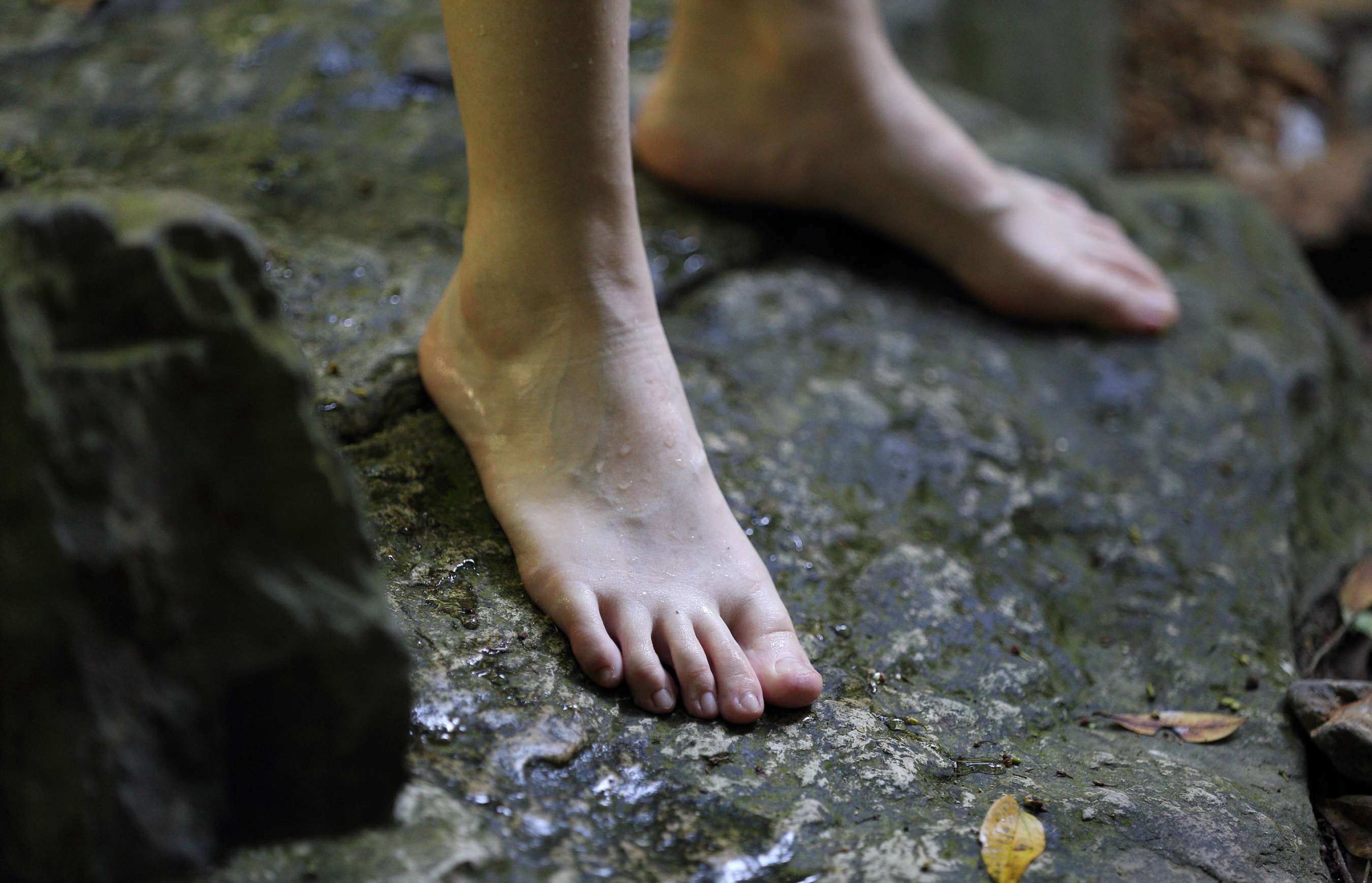 《大神全方位偷拍正在玩水的学生妹的极品美足，真是诱人！》作品图