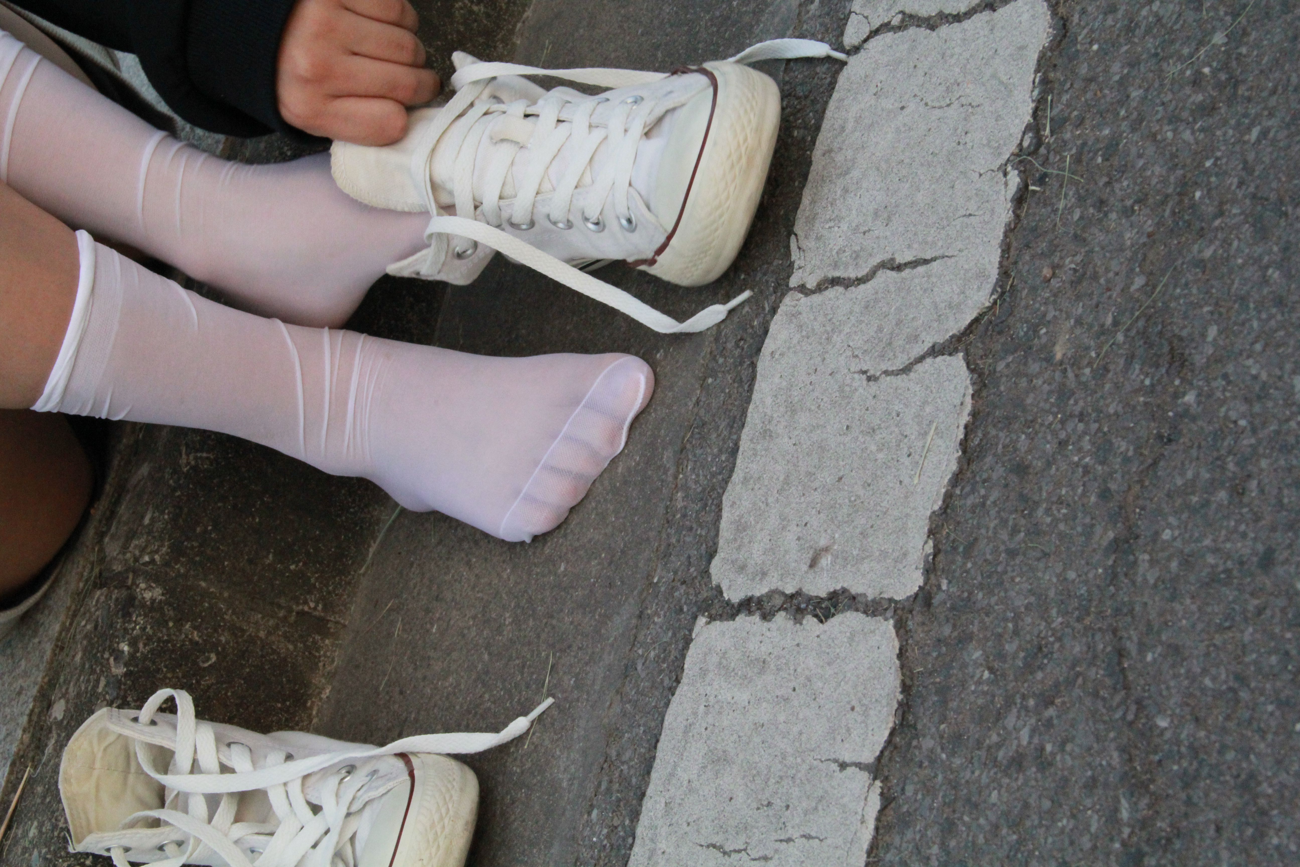 《小姐姐短丝高帮白黄匡威》作品图