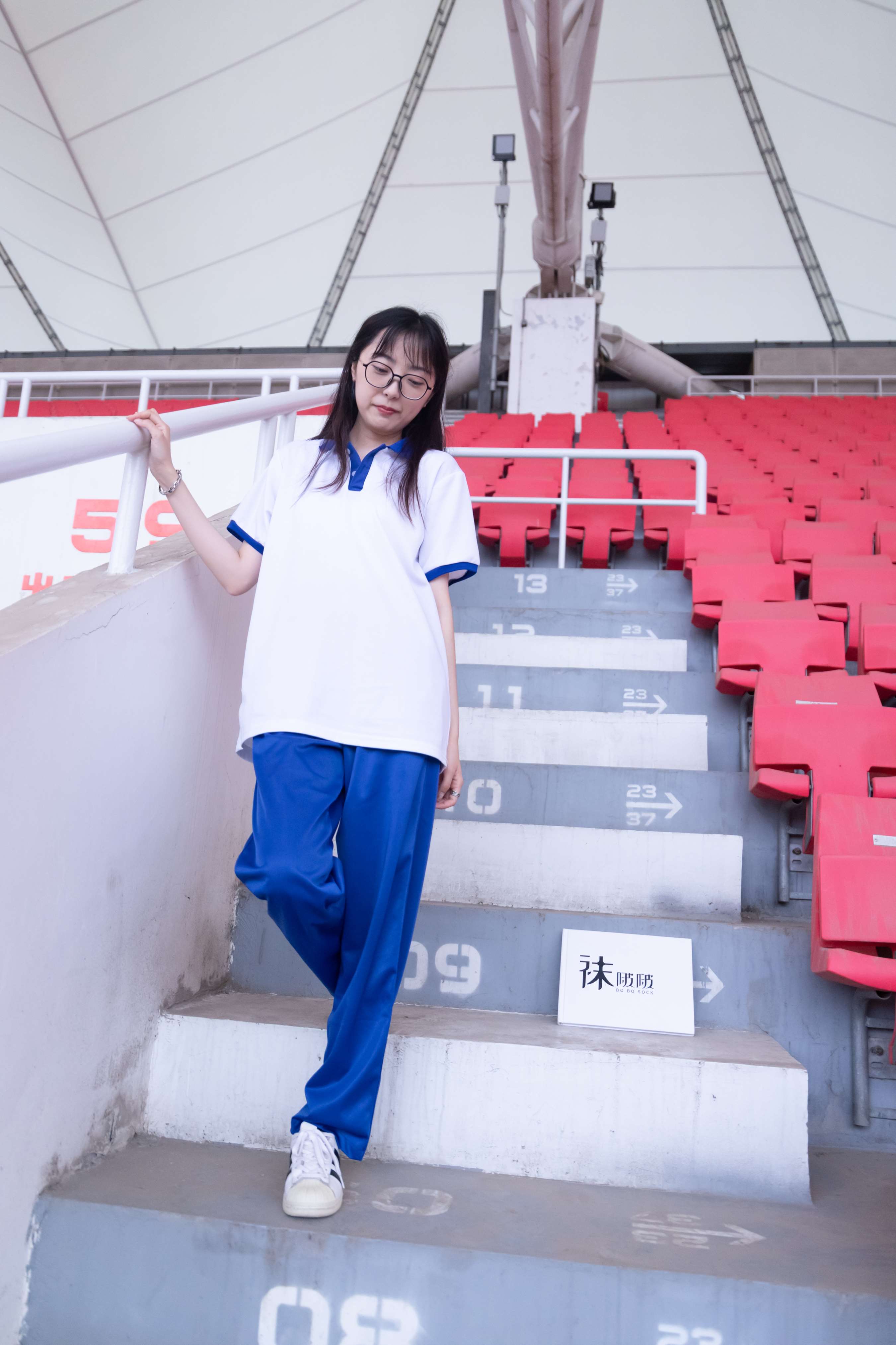 《校服眼镜学妹》作品图