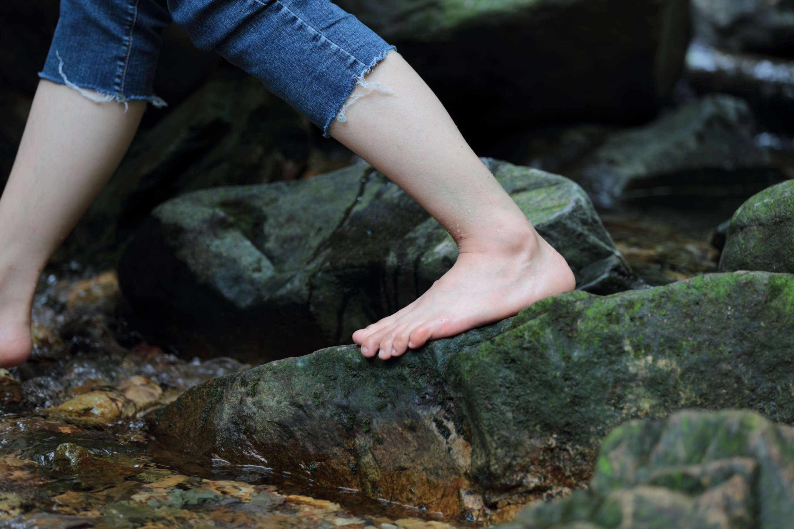 《清纯的眼镜学妹，脱掉鞋袜露出脚好漂亮》作品图