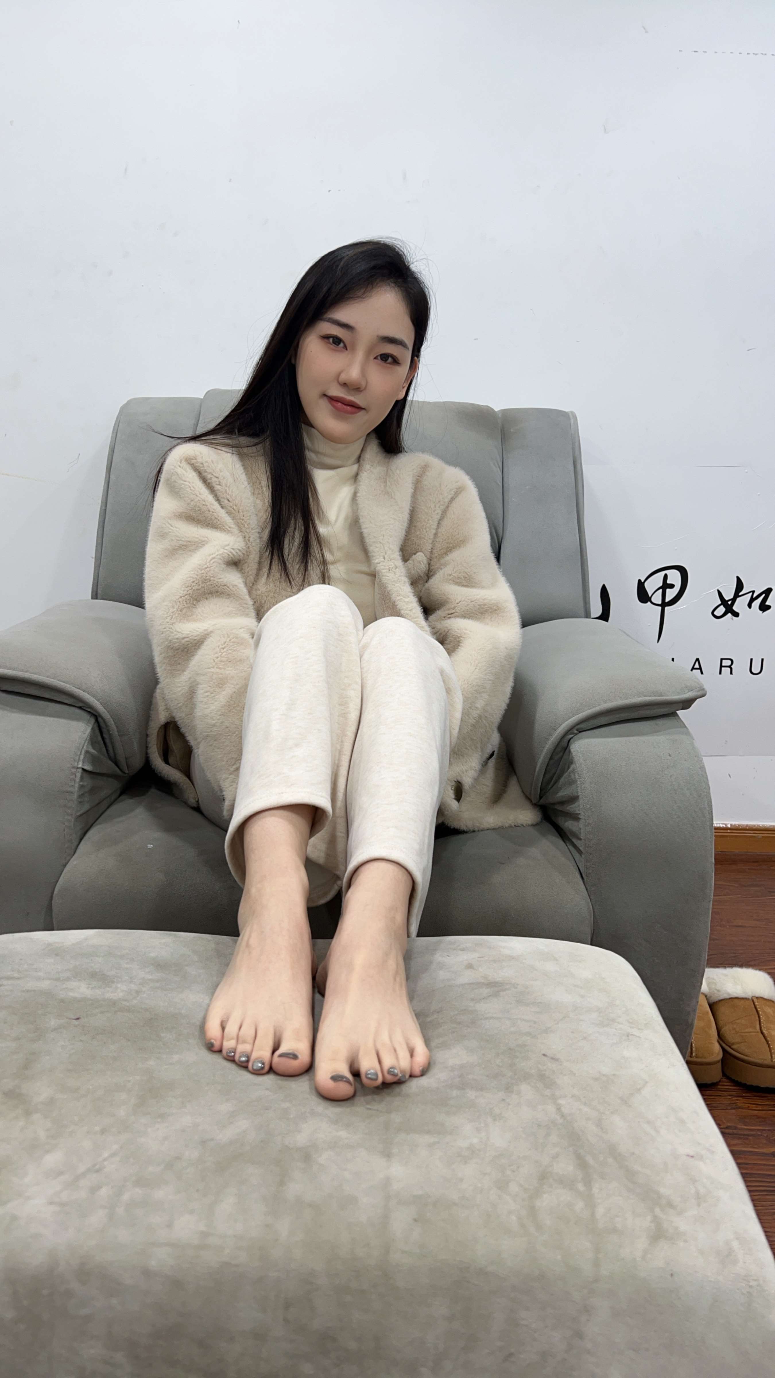 《毛衣小姐姐的大脚丫》作品图