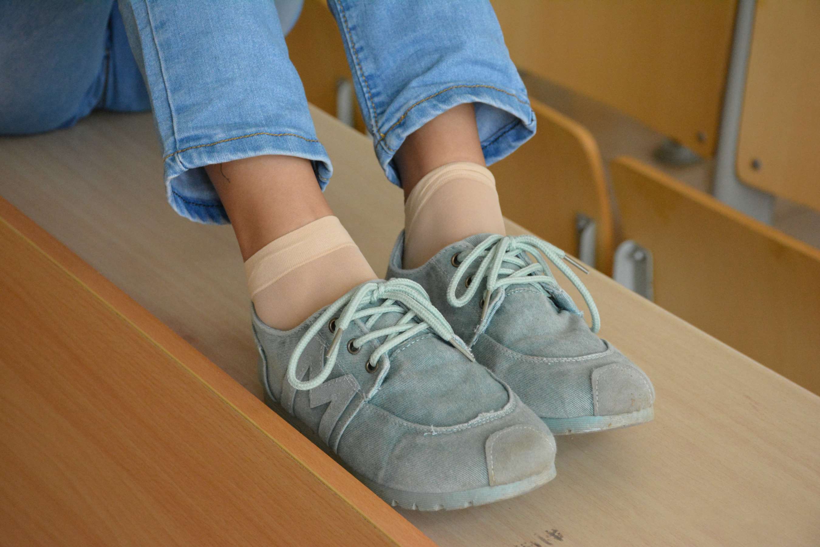 《程程课桌上展嫩足》作品图