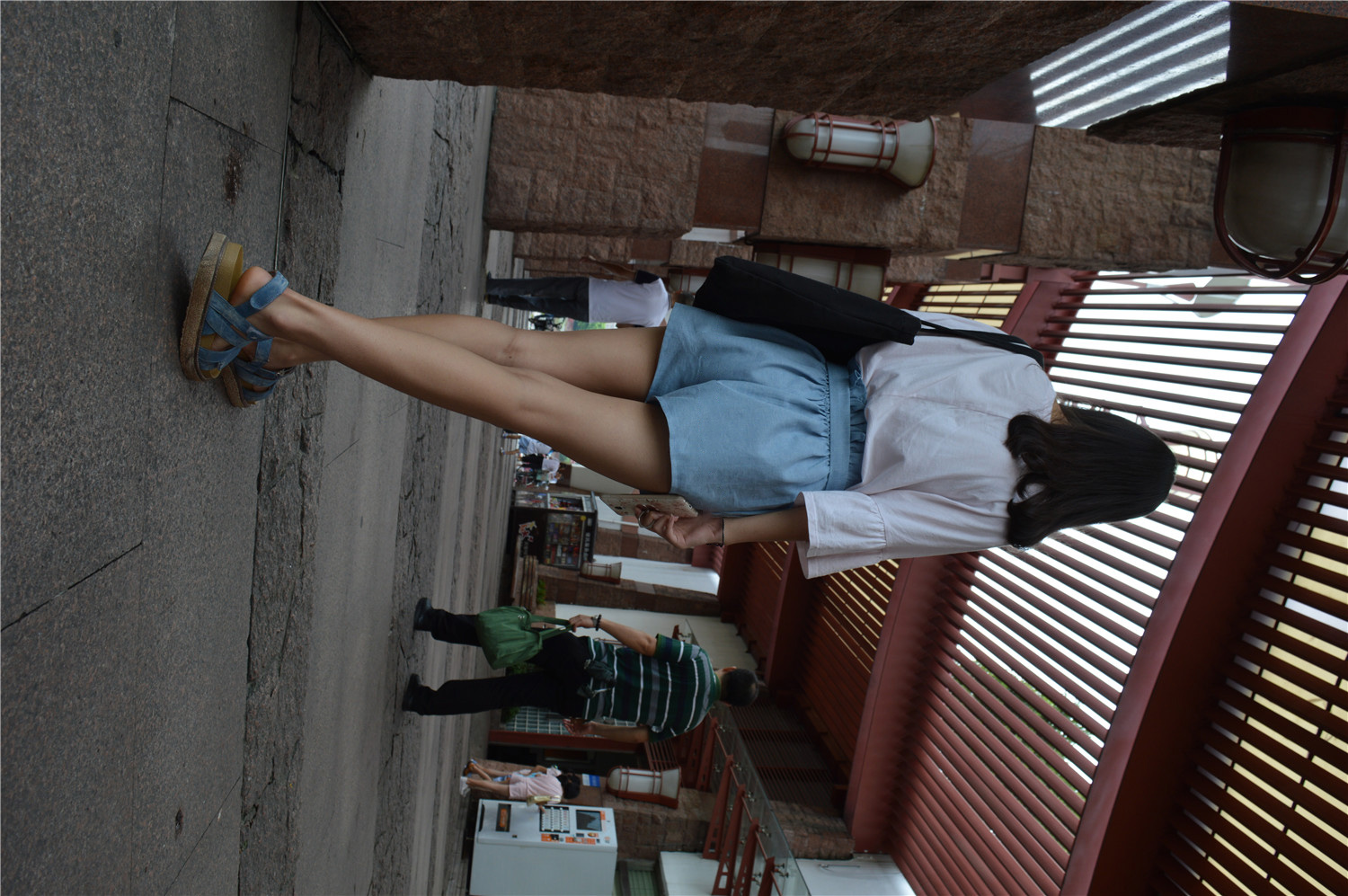 《草坪上凉拖鞋》作品图