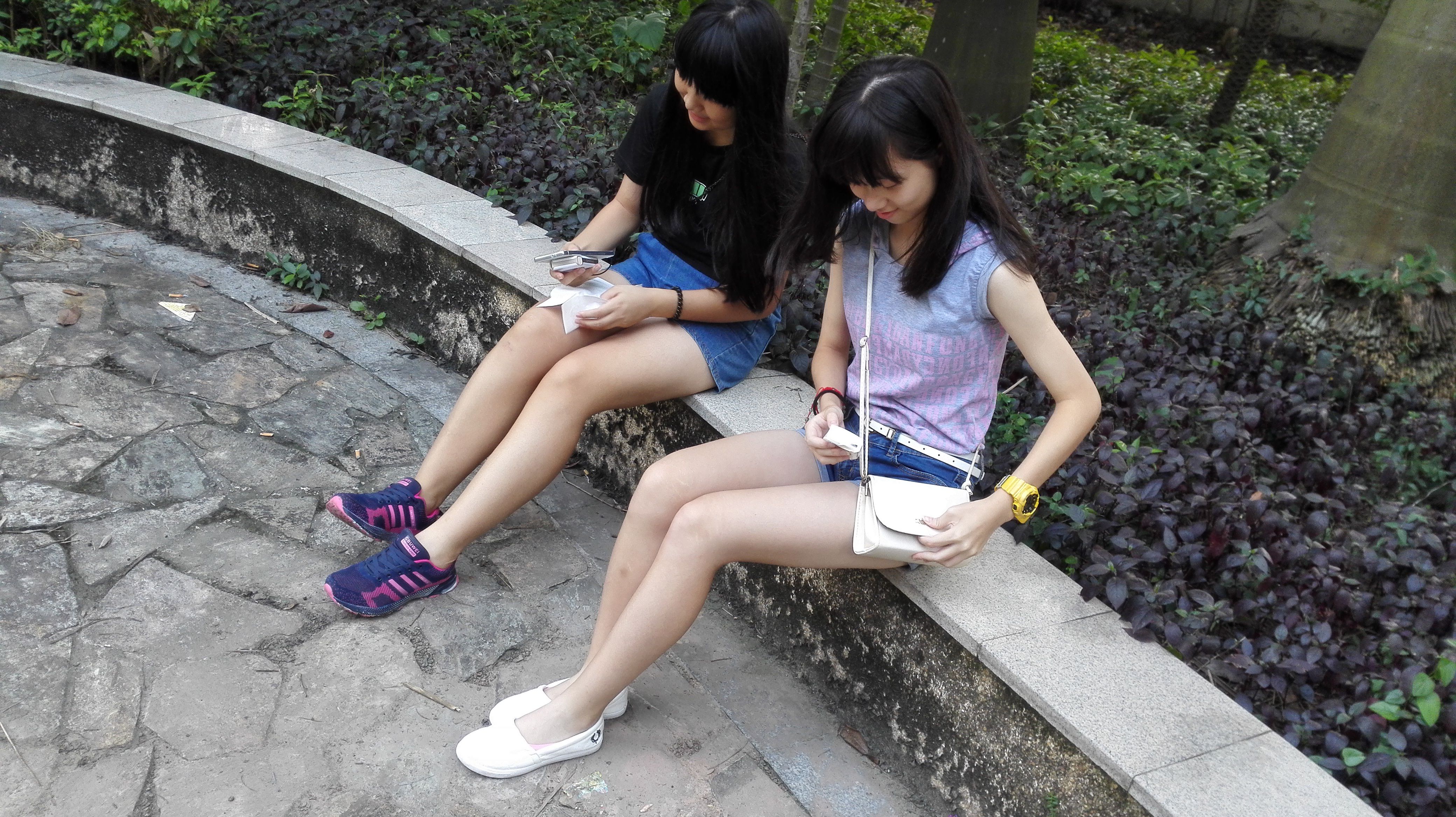 《两个中学生的小嫩脚》作品图