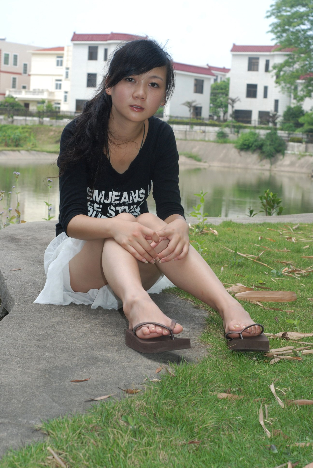 《人字拖赤足少女》作品图