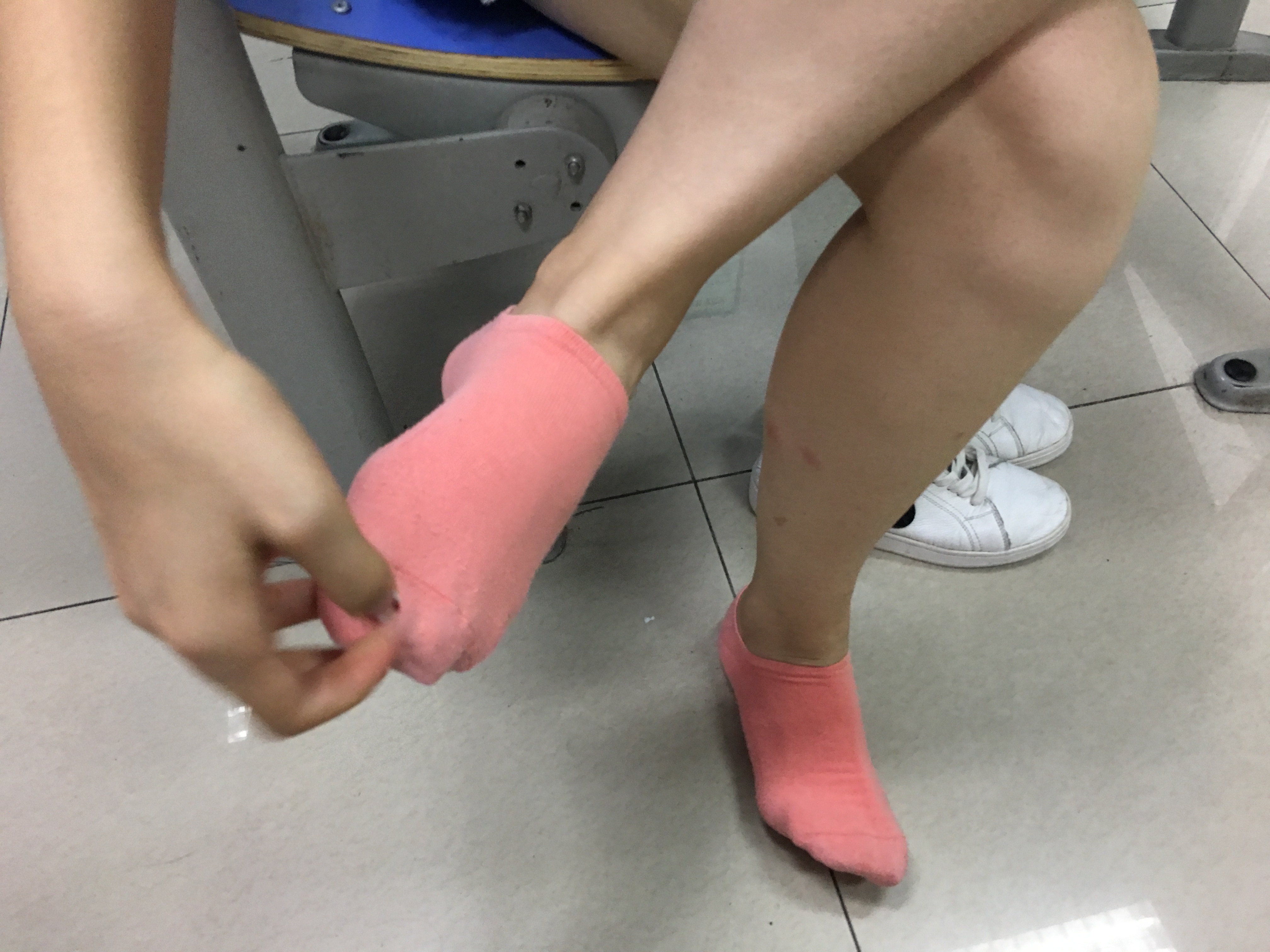 《可爱妹子白腿棉袜下》作品图