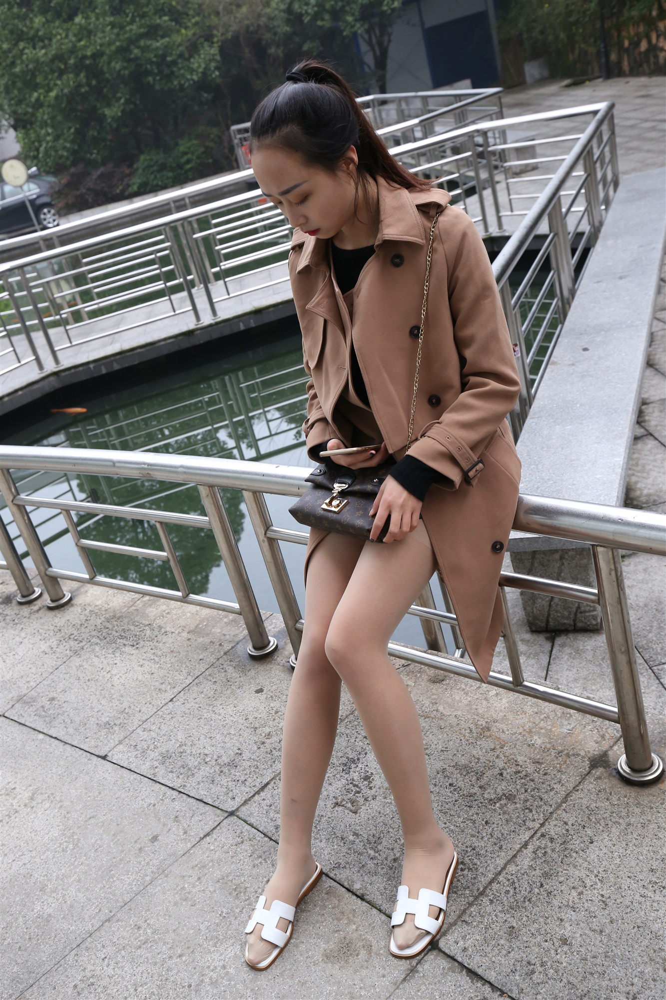 《凉拖棕长丝袜脚丫》作品图