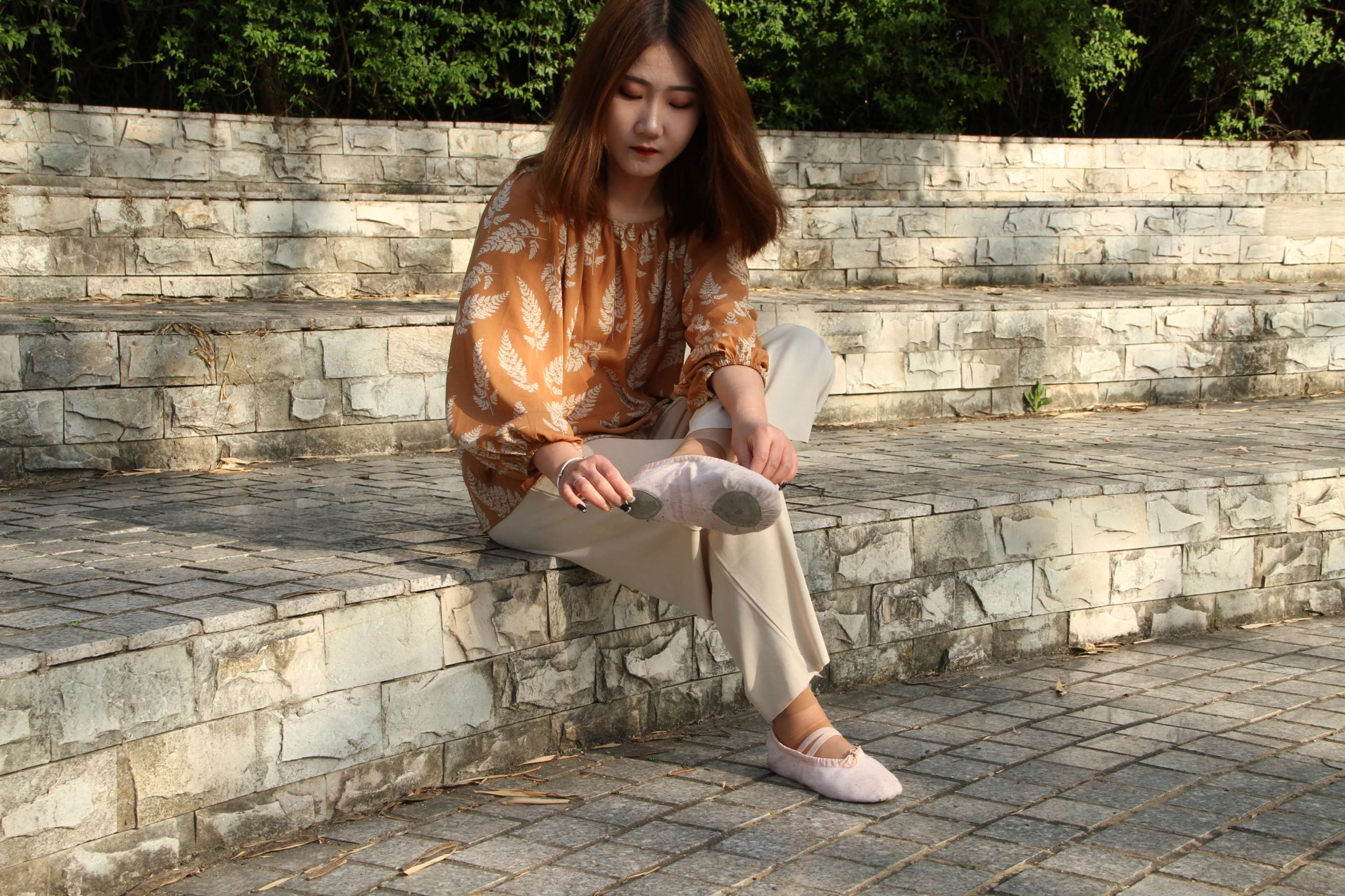 《师妹阳光下的舞鞋の短丝脚》作品图