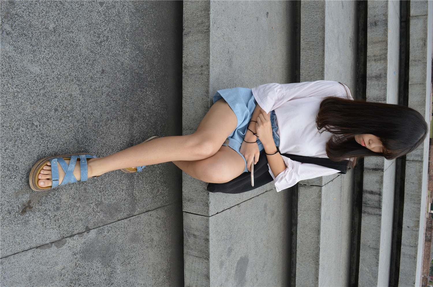 《草坪上凉拖鞋》作品图