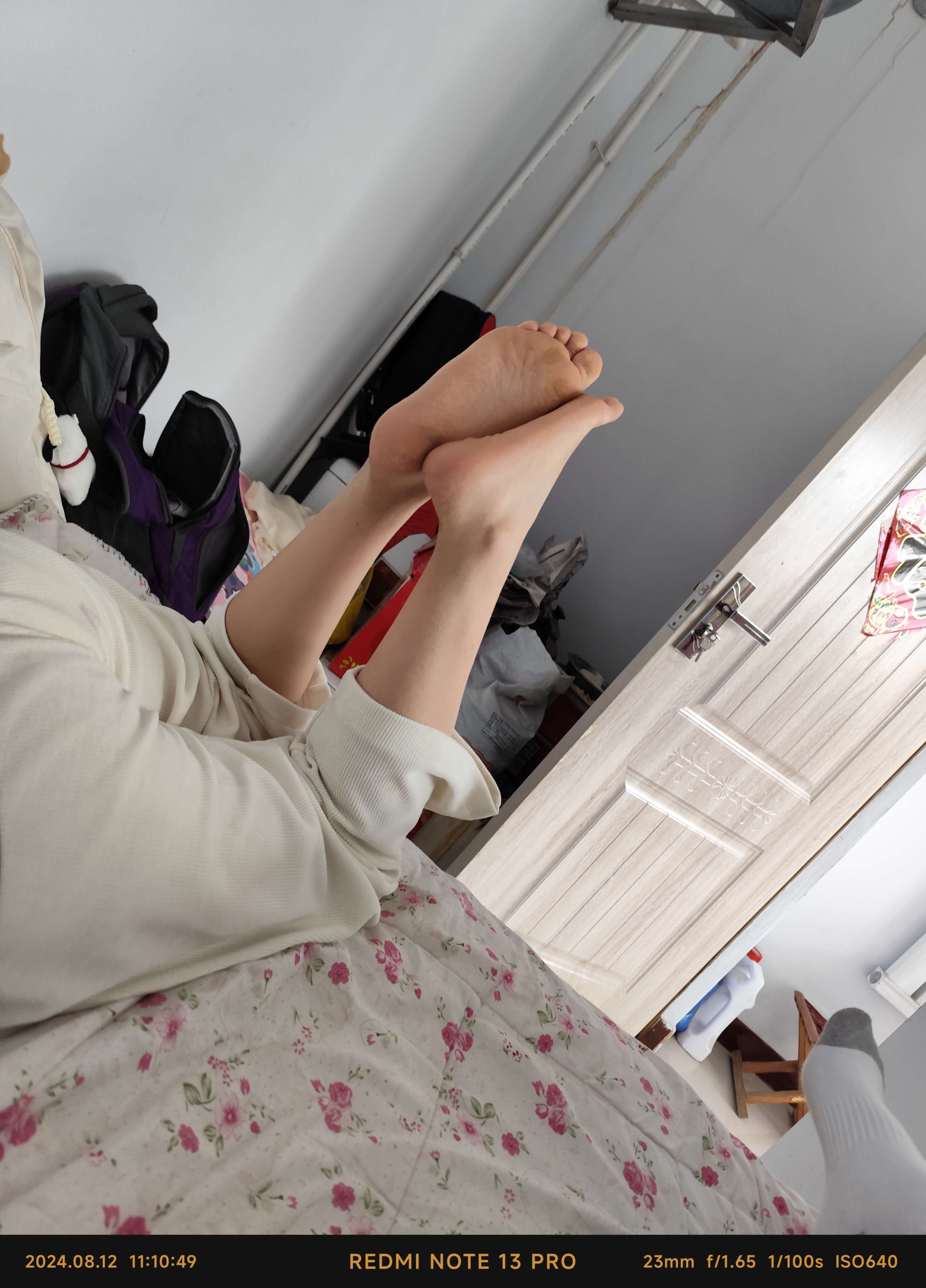 《高中妹妹熟睡偷偷tk嫩脚，玩弄裸足》作品图