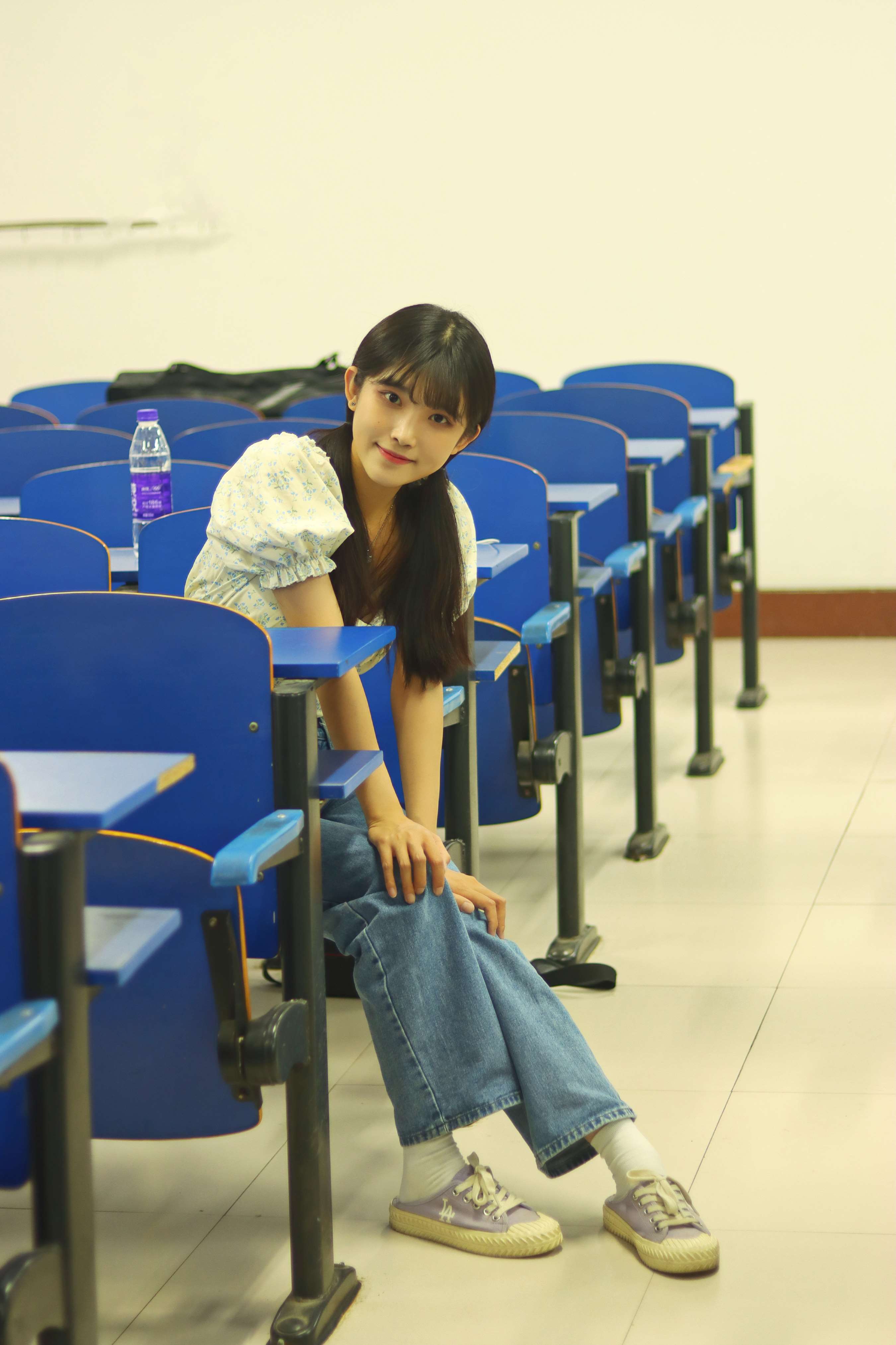 《学妹教室牛仔の棉袜脚丫》作品图